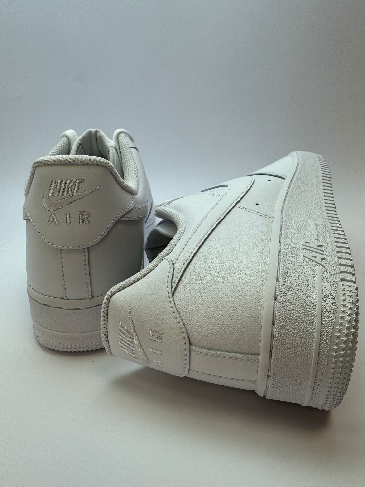 Rückansicht des Sneakers – Nike Air Force 1 Low ’07 White mit gepolstertem Heel‑Tab und geprägtem Nike‑Logo