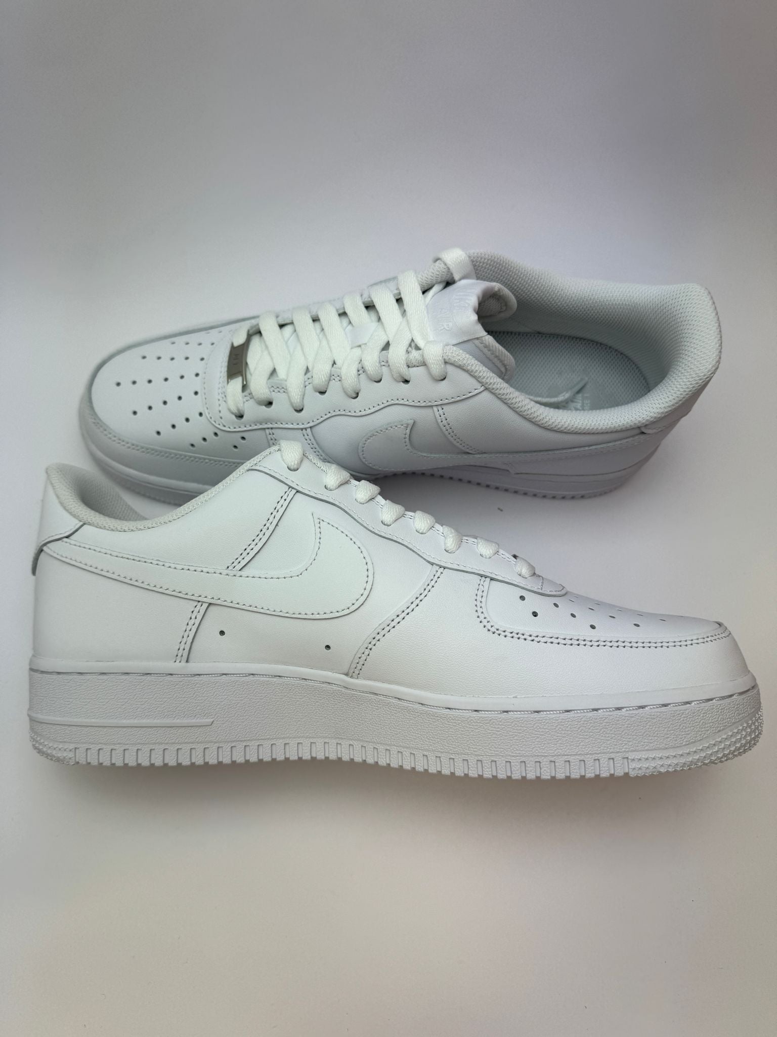 Nike Air Force 1 Low ’07 White – linke Außenseite mit weißem Swoosh und klassischer Cup‑Sohle
