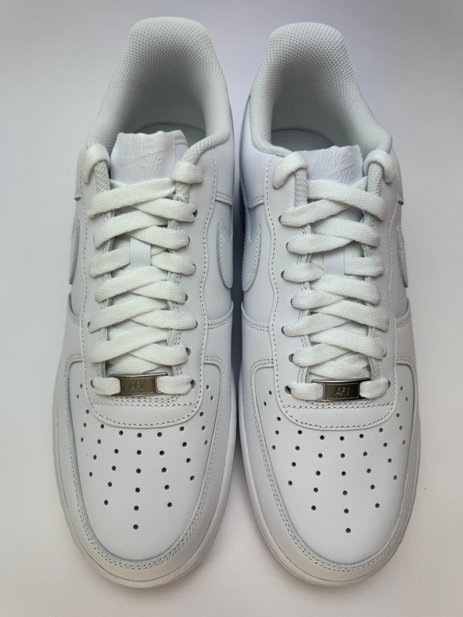 Detailansicht der Zunge – Nike Air Force 1 Low ’07 White mit gewebtem NIKE AIR‑Label und sauberer Polsterung