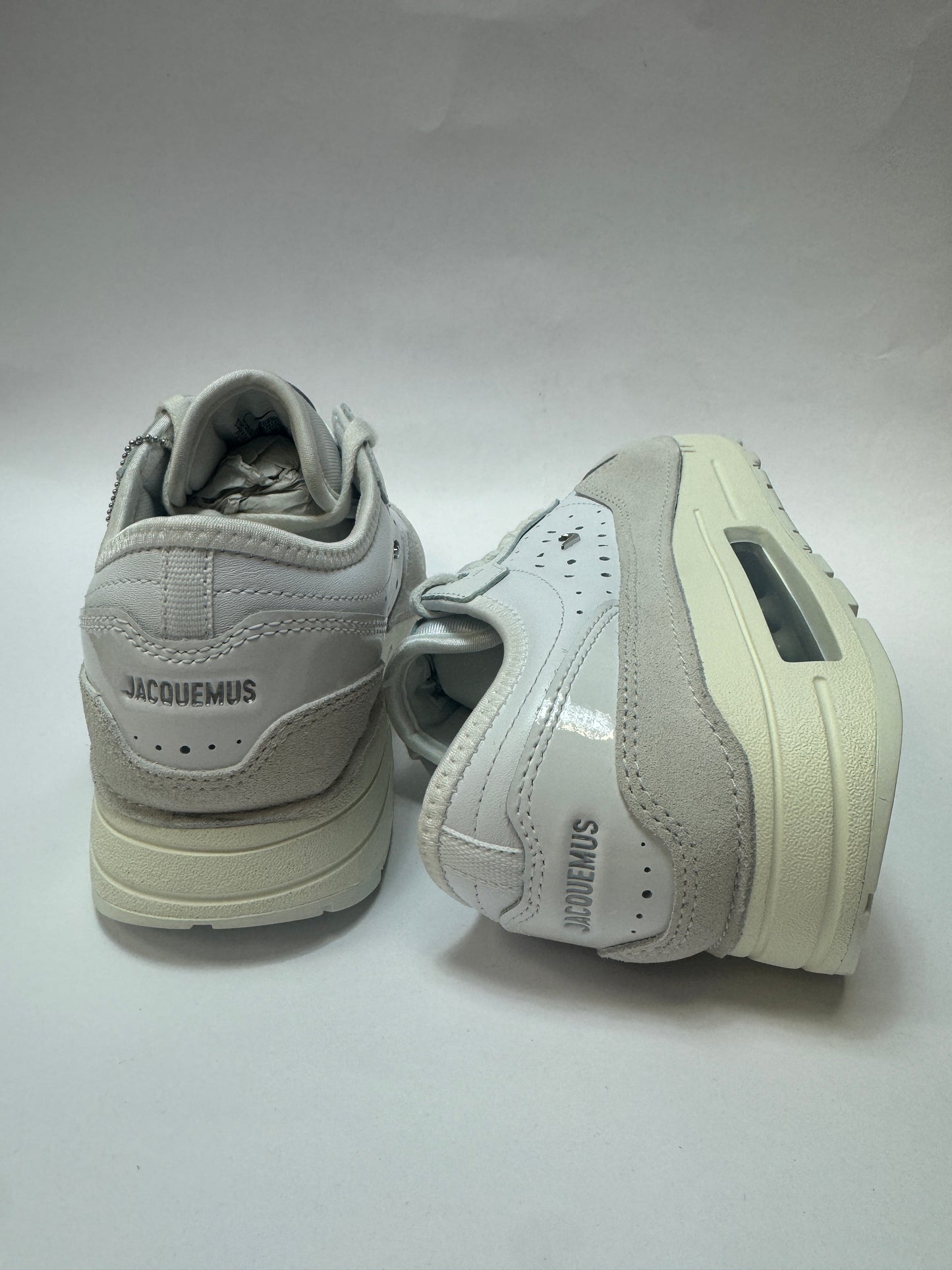 Nike Jacquemus Air Max 1 ’86 White Women – Fersenansicht mit Jacquemus Branding