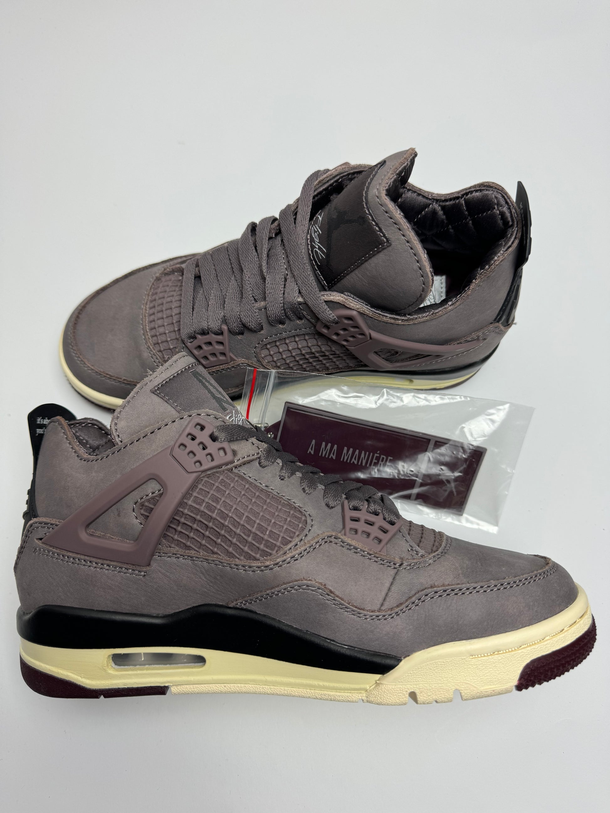 A Ma Maniére × AJ4 Violet Ore – linke Ansicht mit Metallic Pins am Kragen, violettem Upper und Cream-Midsole