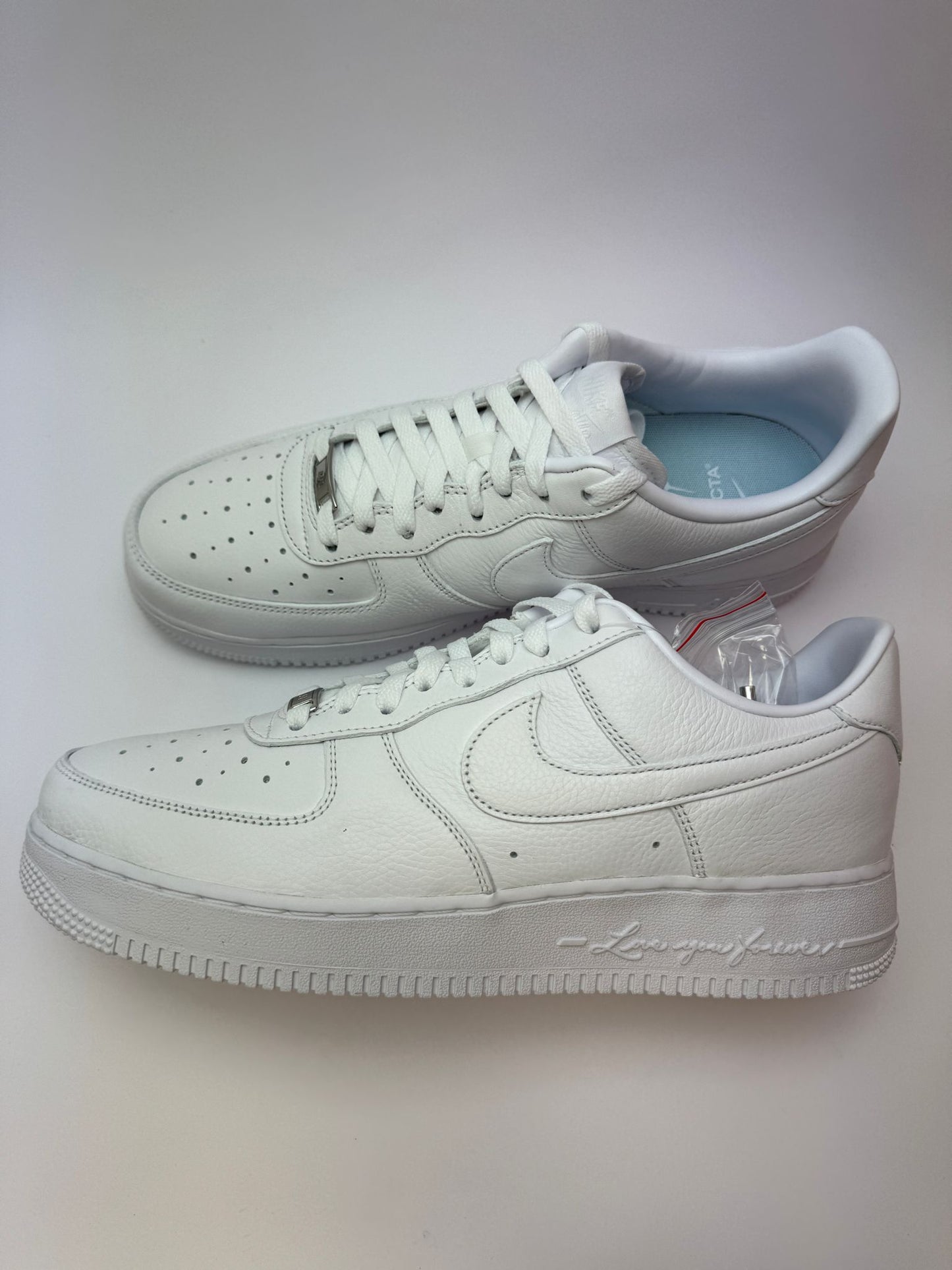 Nike Air Force 1 Low Certified Lover Boy – rechte Seitenansicht mit weißem, strukturiertem Leder-Upper und tonalem Swoosh