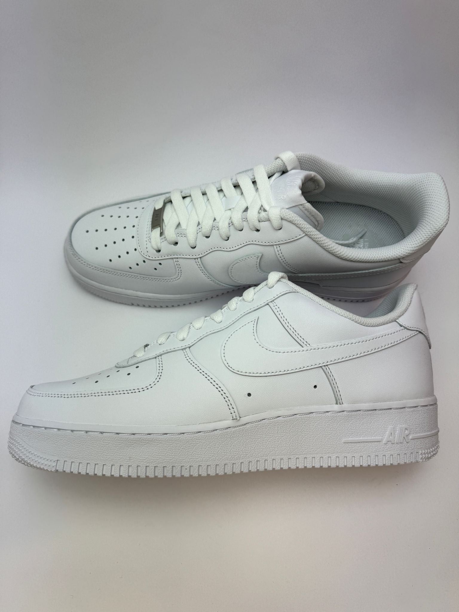 Nike Air Force 1 Low ’07 White – rechte Seitenansicht mit komplett weißem Glattleder-Upper und perforierter Toebox