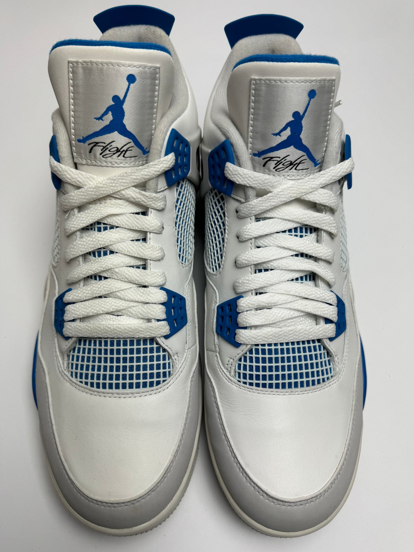 Detailansicht der Ferse – ‚Nike Air‘ auf dem Heel‑Tab in kräftigem Military Blue, präzise gestickt