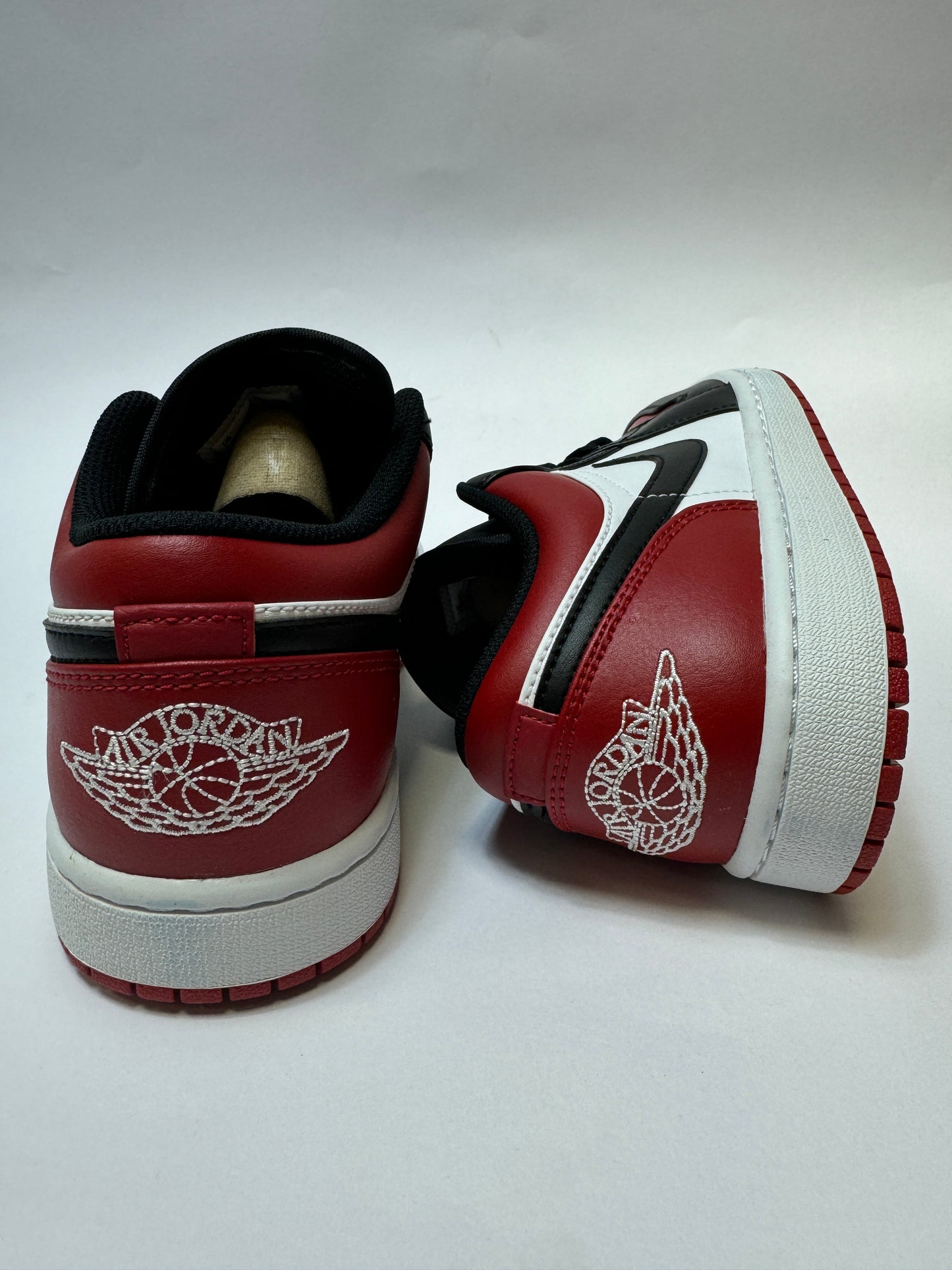 Rückansicht des Modells mit Wing-Logo-Branding auf der Ferse.