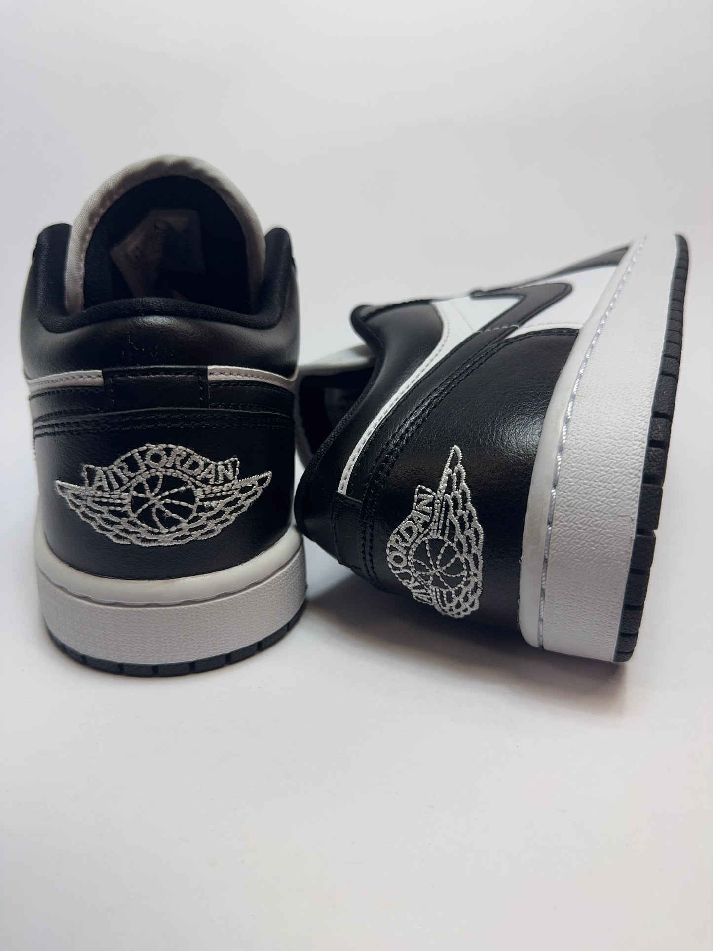 Rückansicht des Modells mit dezentem Branding und strukturierter Fersenpartie.