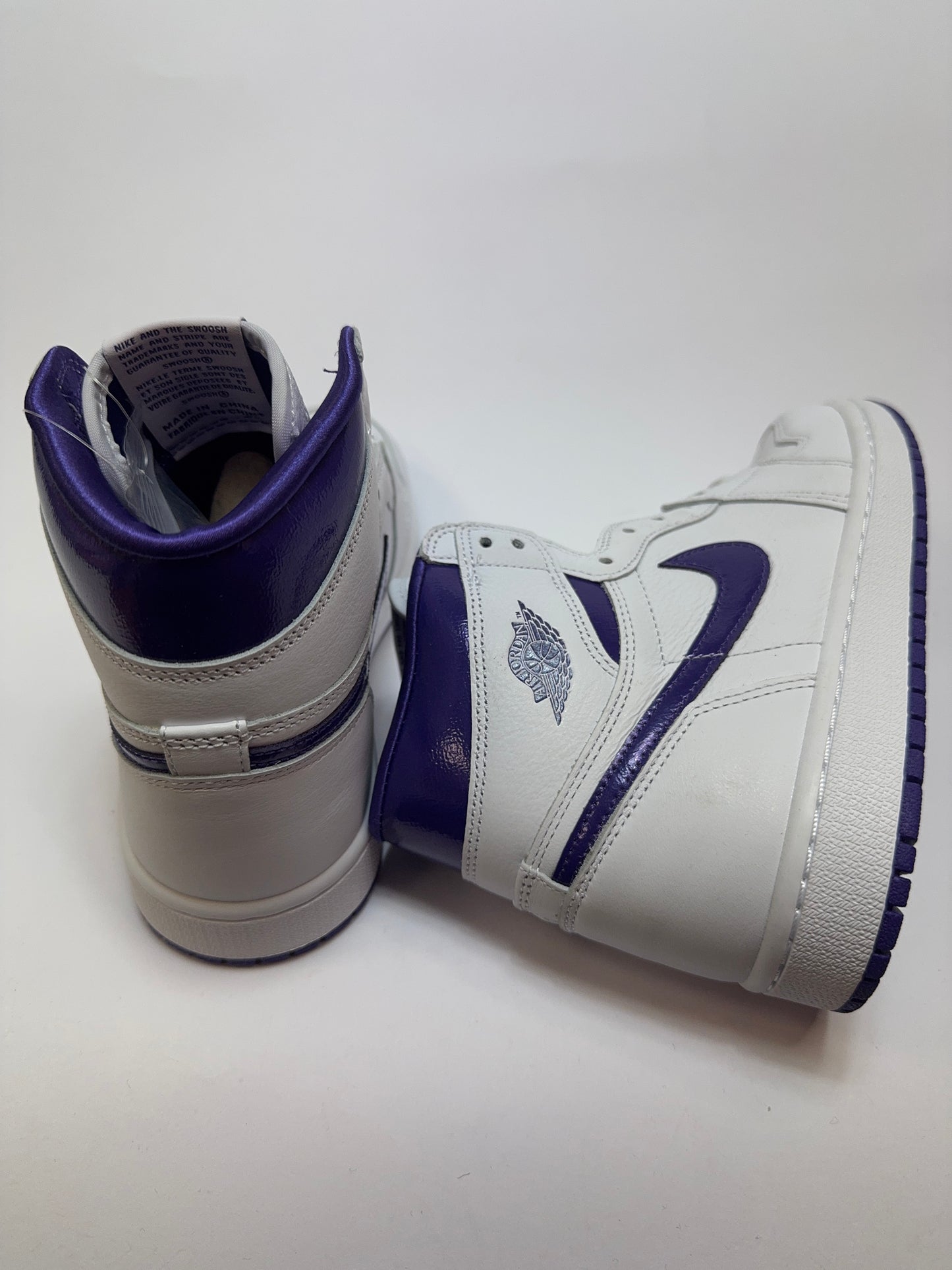 Rückansicht des Modells mit Court-Purple Leder-Overlays und klassischer Air Jordan 1 Konstruktion