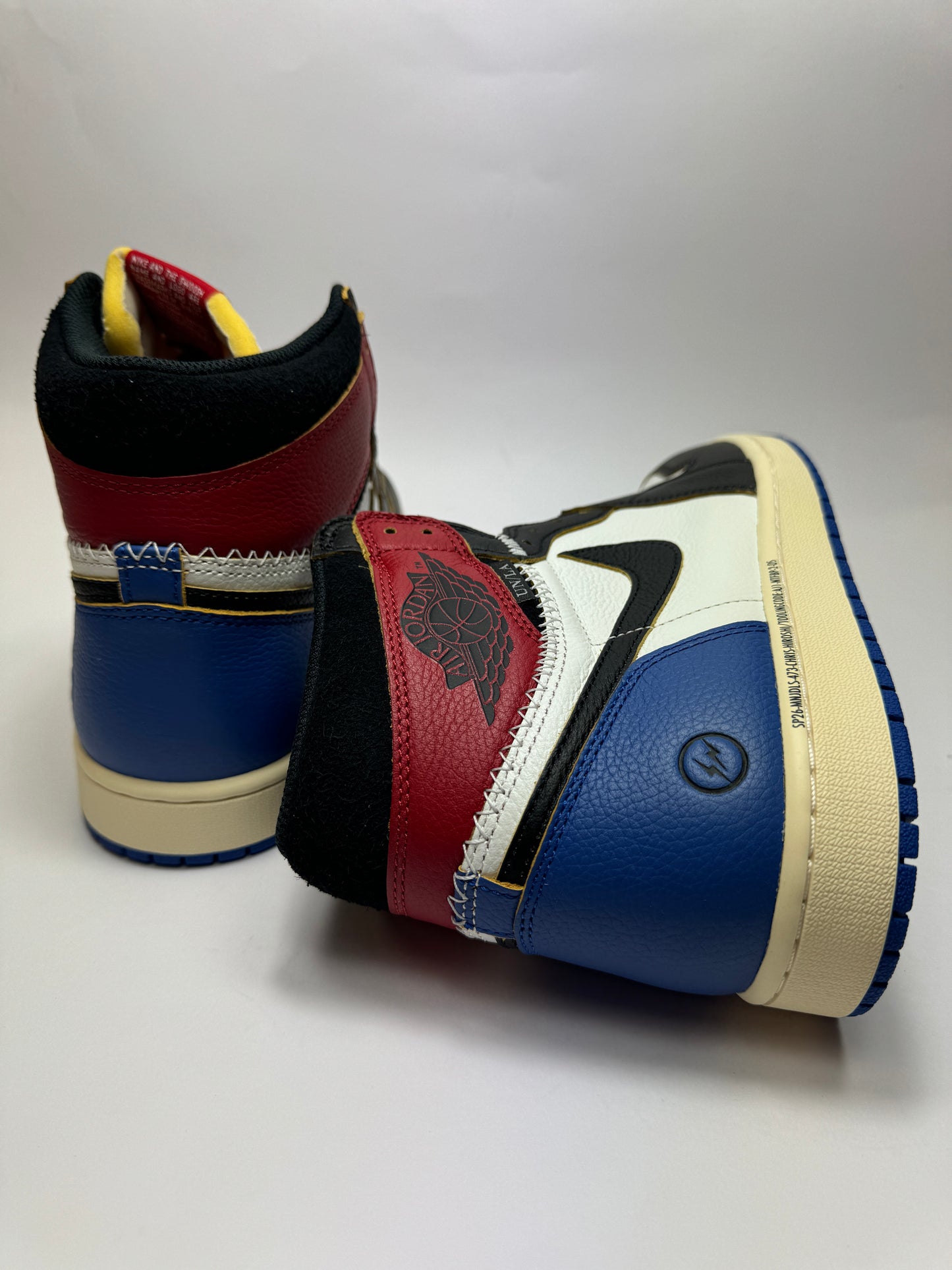 Rückansicht des Modells mit Fragment Branding auf der Ferse und Union Label Detail.