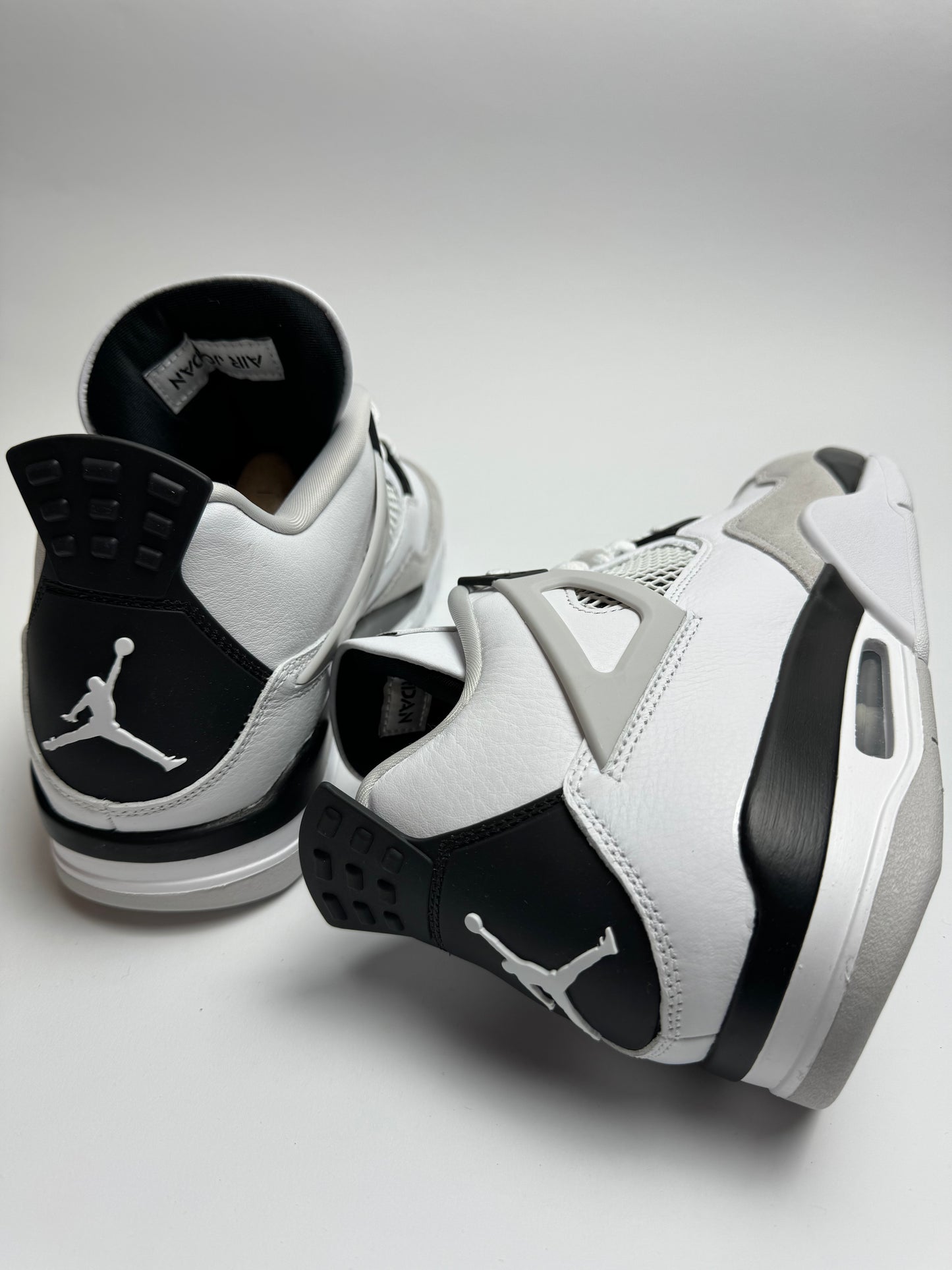 Close-Up der Zunge – roter Jumpman-Flight-Tag auf off‑white Nylon mit gepolstertem Mesh