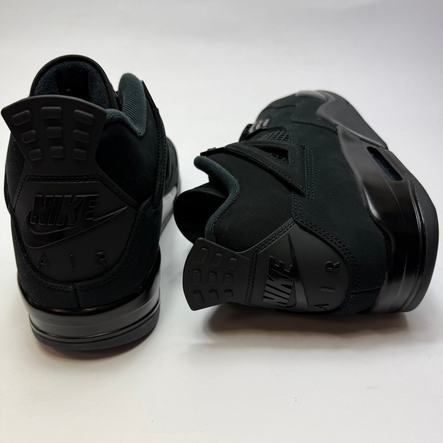 Rückansicht des Air Jordan 4 Black Cat 2025 mit klassischem Nike Air Branding auf der Ferse