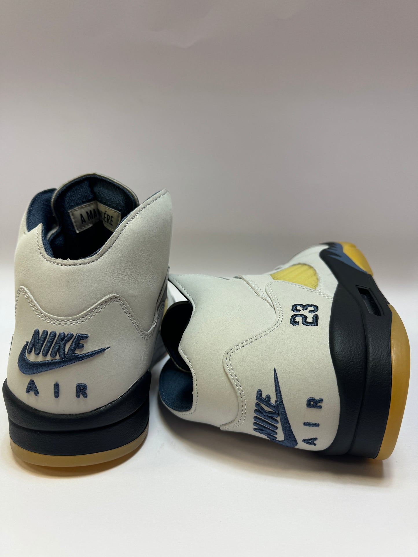 Rückansicht des Modells mit geprägtem Branding und markanter Fersenpartie.