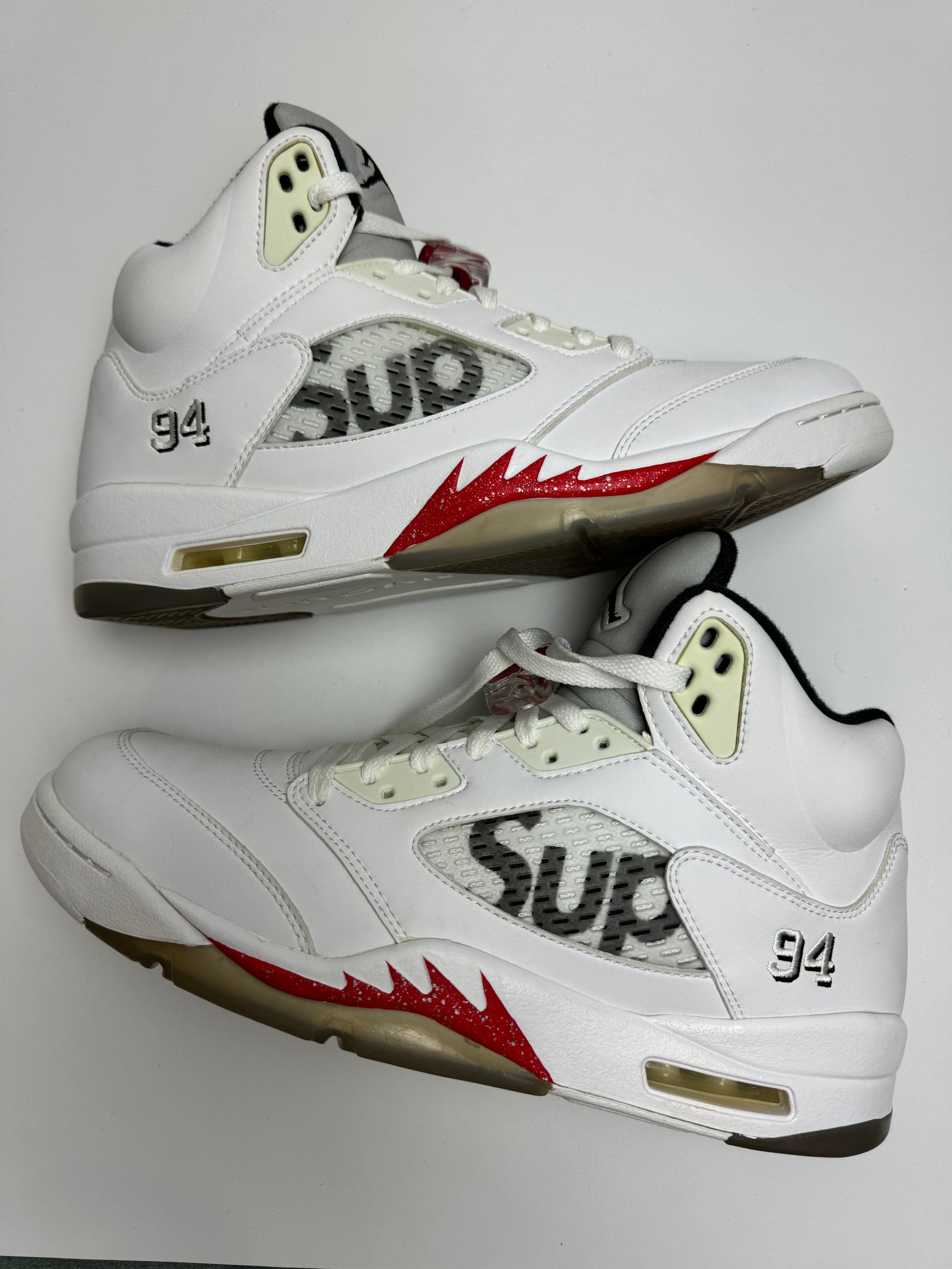 „Air Jordan 5 Supreme White – rechte Außenseite mit cleanem weißem Leder, glattem Upper und tibetfarbener Mesheinsätze