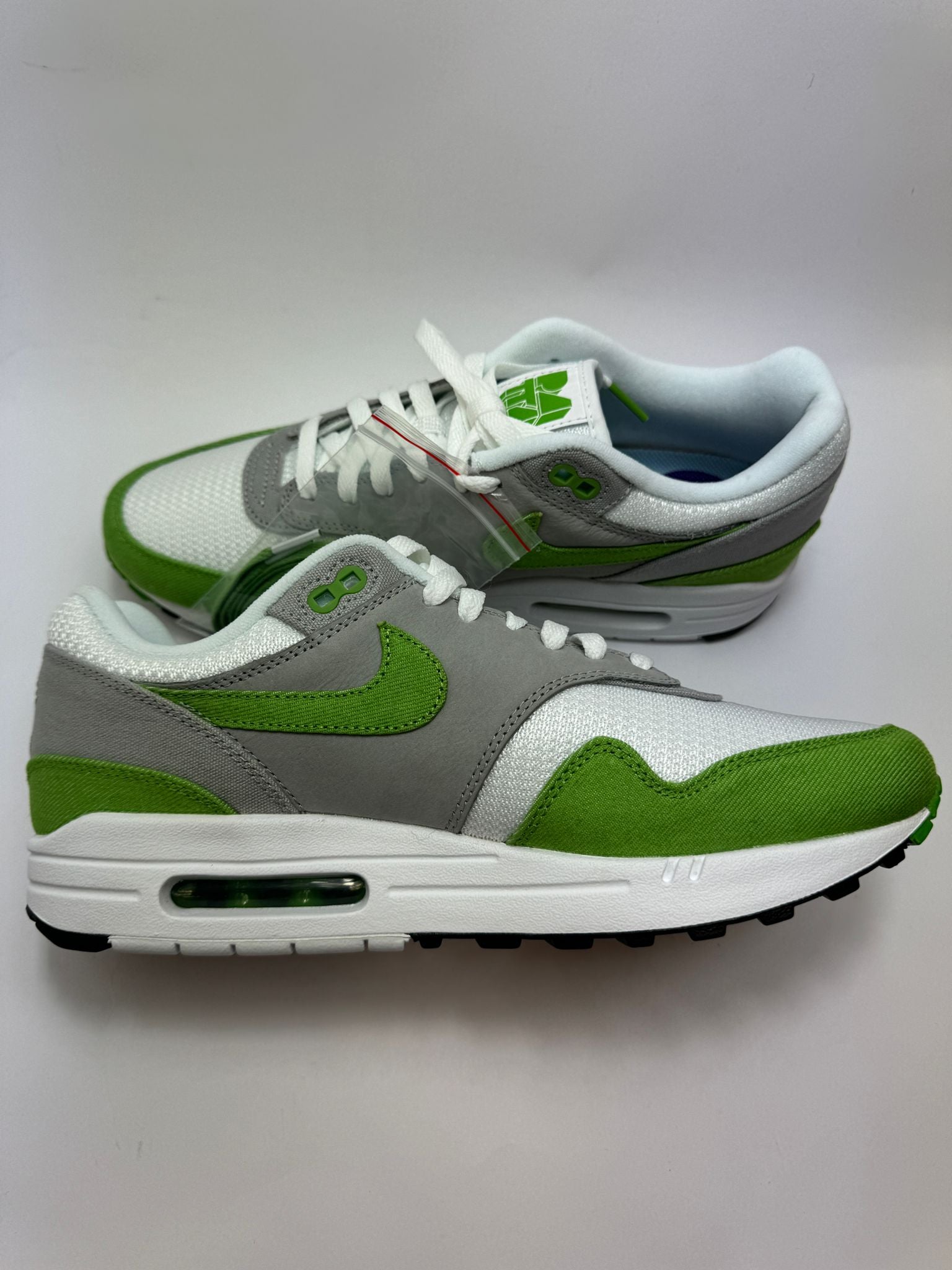 Nike Air Max 1 Patta Chlorophyll – linke Außenseite mit grünen und orangen Details