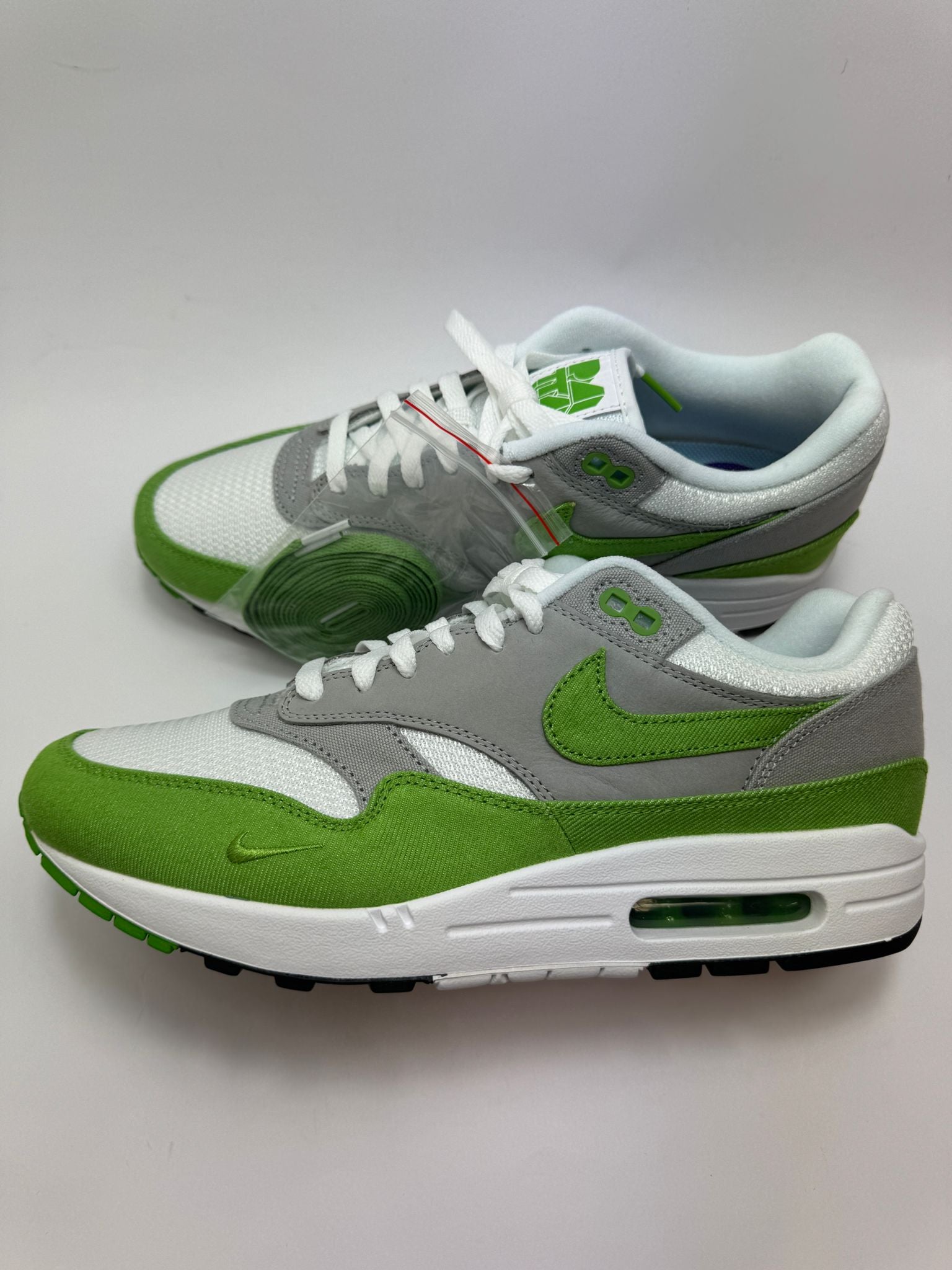 Nike Air Max 1 Patta 20th Anniversary Chlorophyll Sneaker – rechte Seitenansicht in grün und weiß“