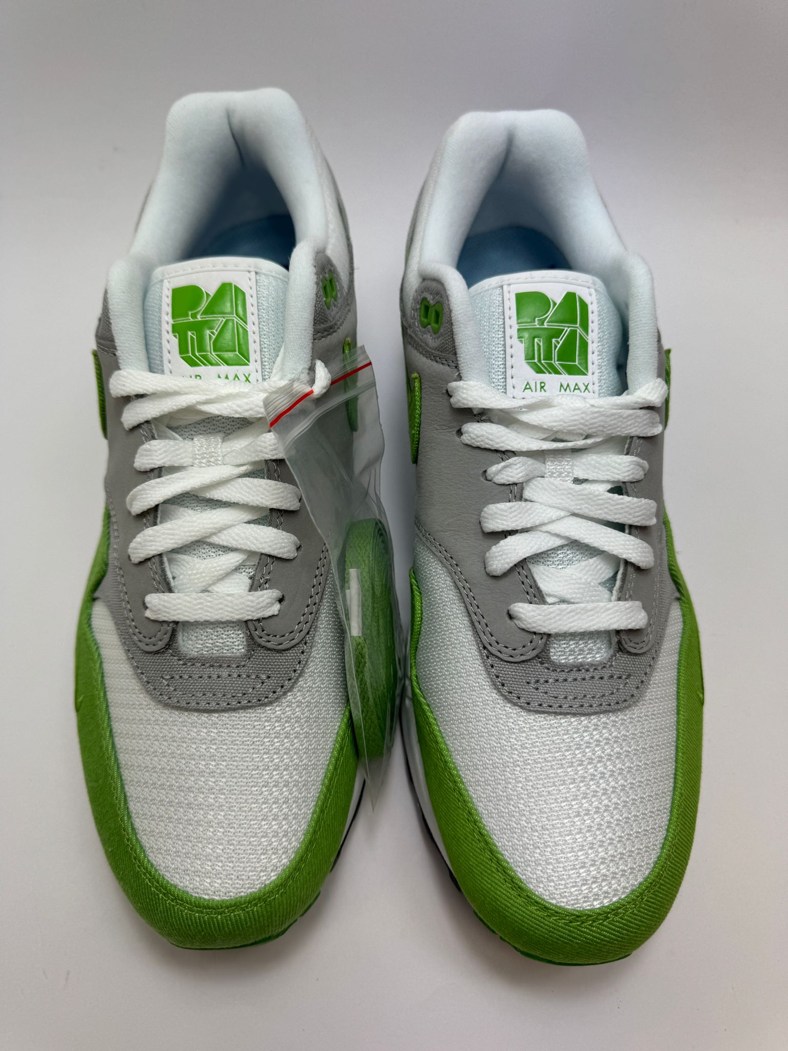Detailansicht der Zunge – Nike Air Max 1 Patta Chlorophyll mit Logo