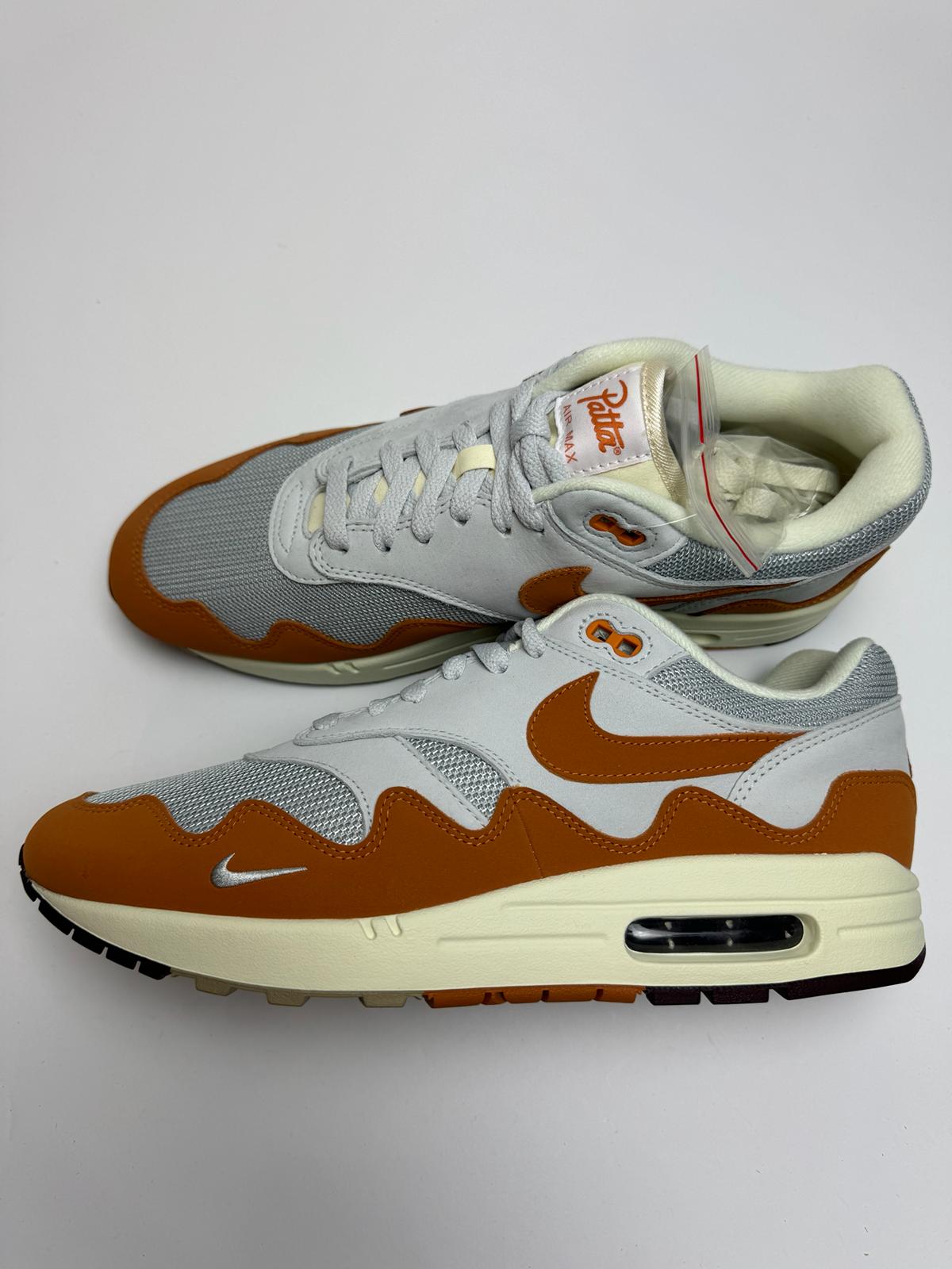 Nike Air Max 1 Patta Waves Monarch – rechte Seitenansicht mit orange-beigem Leder-Upper und ‘Waves’-Muster