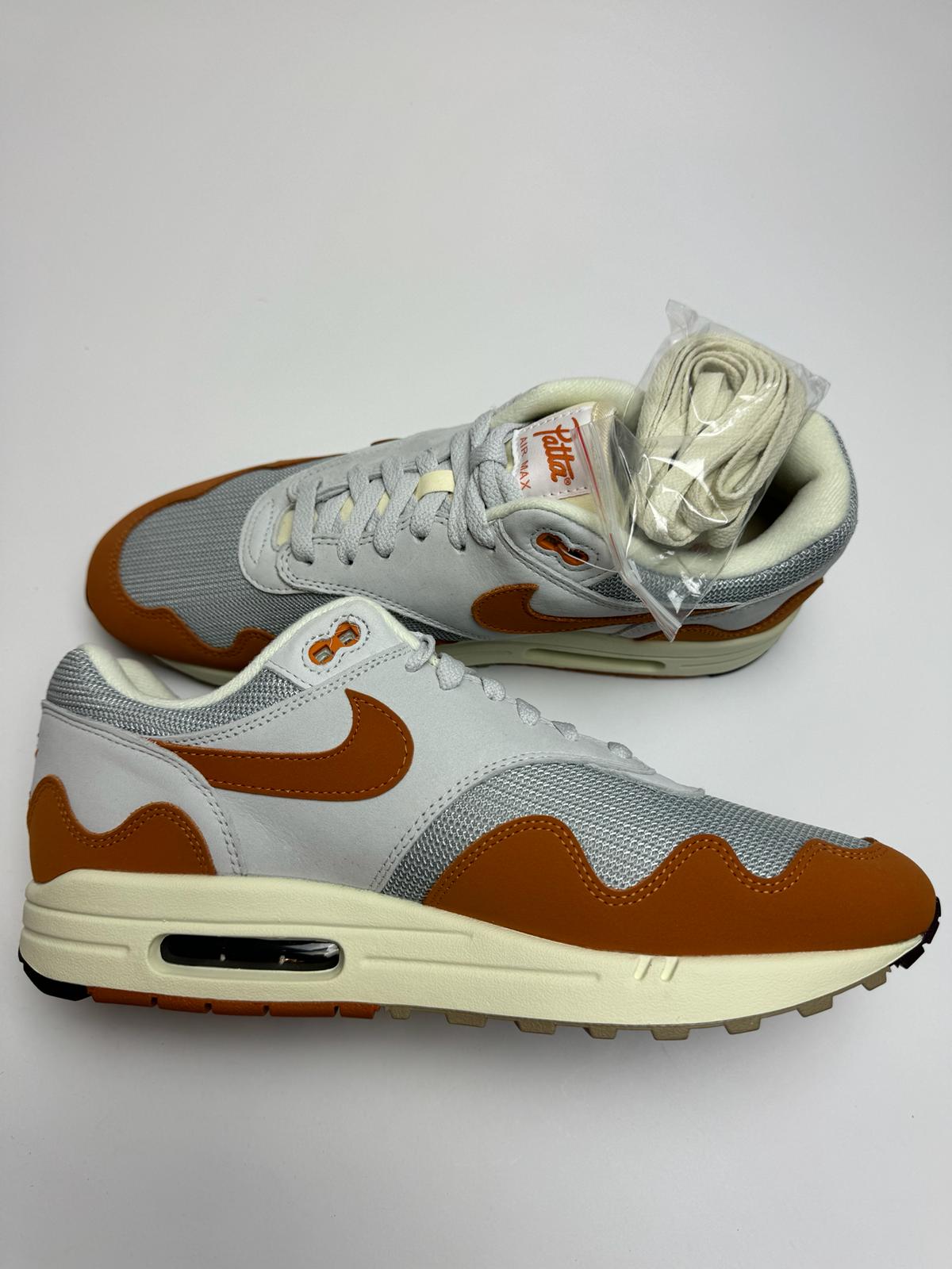 Nike Air Max 1 Patta Waves Monarch – linke Außenseite mit gesticktem Patta-Logo und farblich abgestimmten Overlays