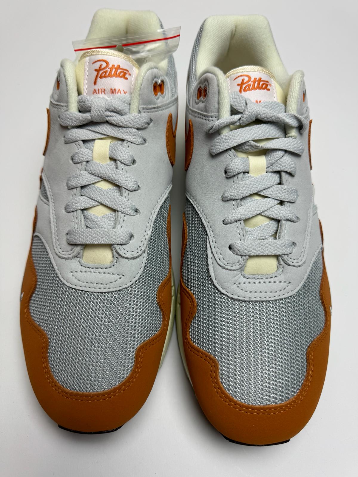 Detailansicht der Zunge – Nike Air Max 1 Patta Waves Monarch mit gewebtem Wellen-Branding und Swoosh