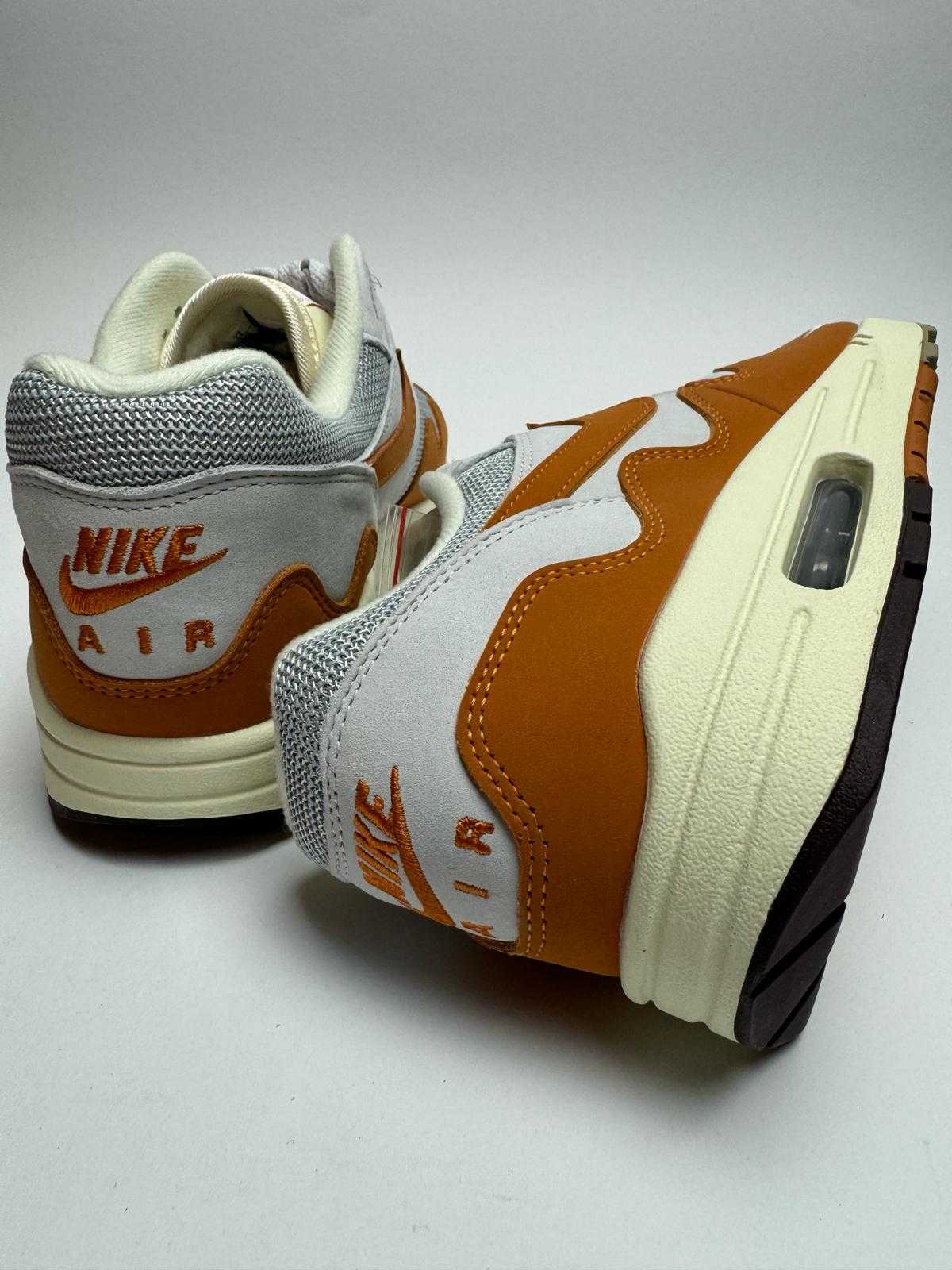 Rückansicht des Sneakers – Nike Air Max 1 Patta Waves Monarch mit gepolstertem Heel-Tab und Air-Sohle