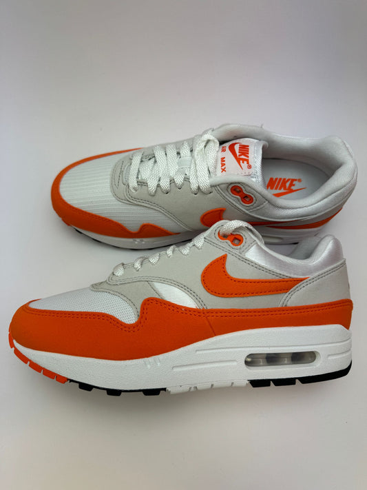 Nike Air Max 1 Safety Orange – rechte Seitenansicht mit weißem Mesh-Upper und Safety‑Orange-Mudguard