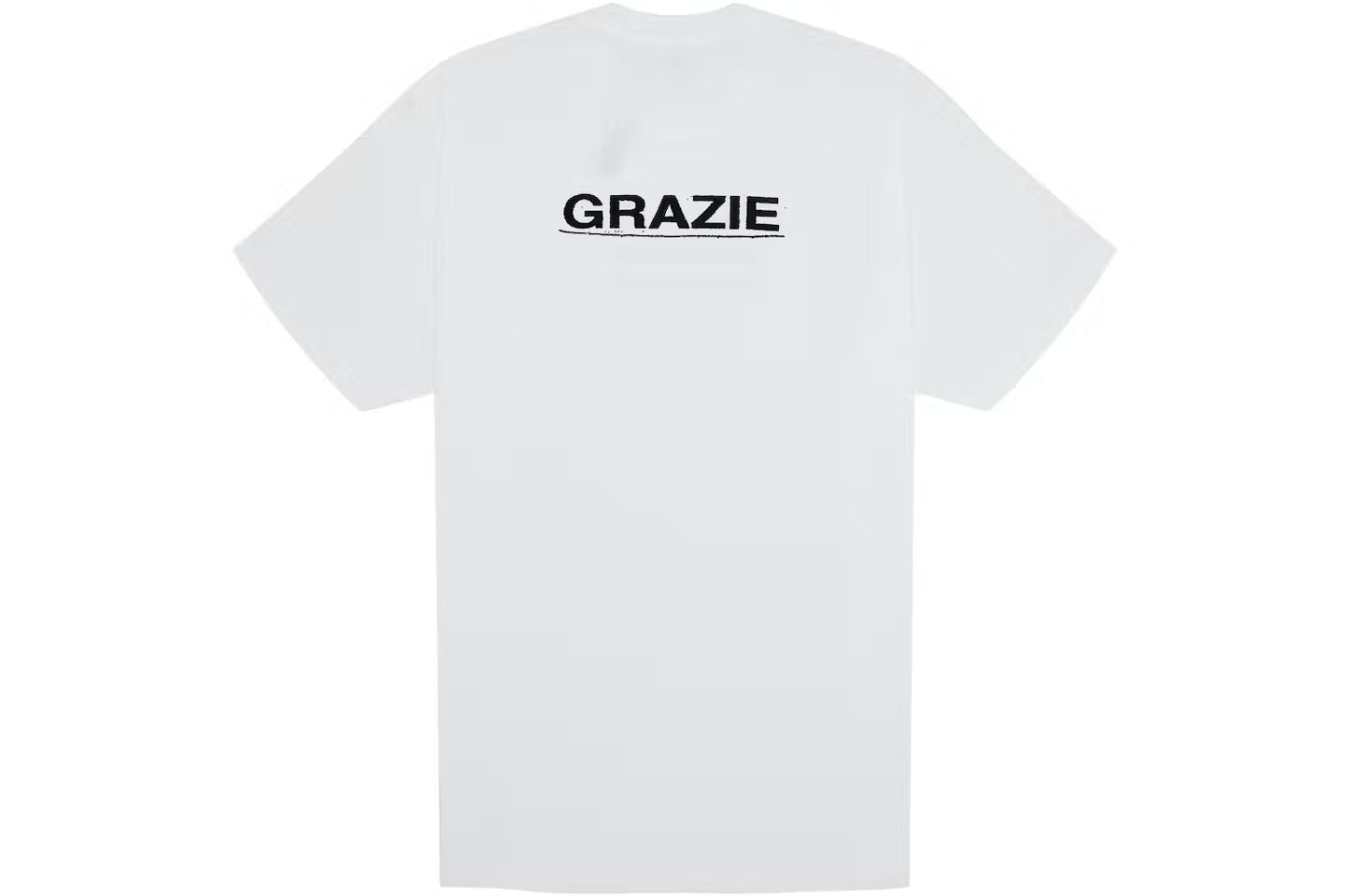 Detailansicht Rückseite –‘GRAZIE’ in Schwarz gedruckt mit deutlichen Sprühpunkten hinter dem Schriftzug