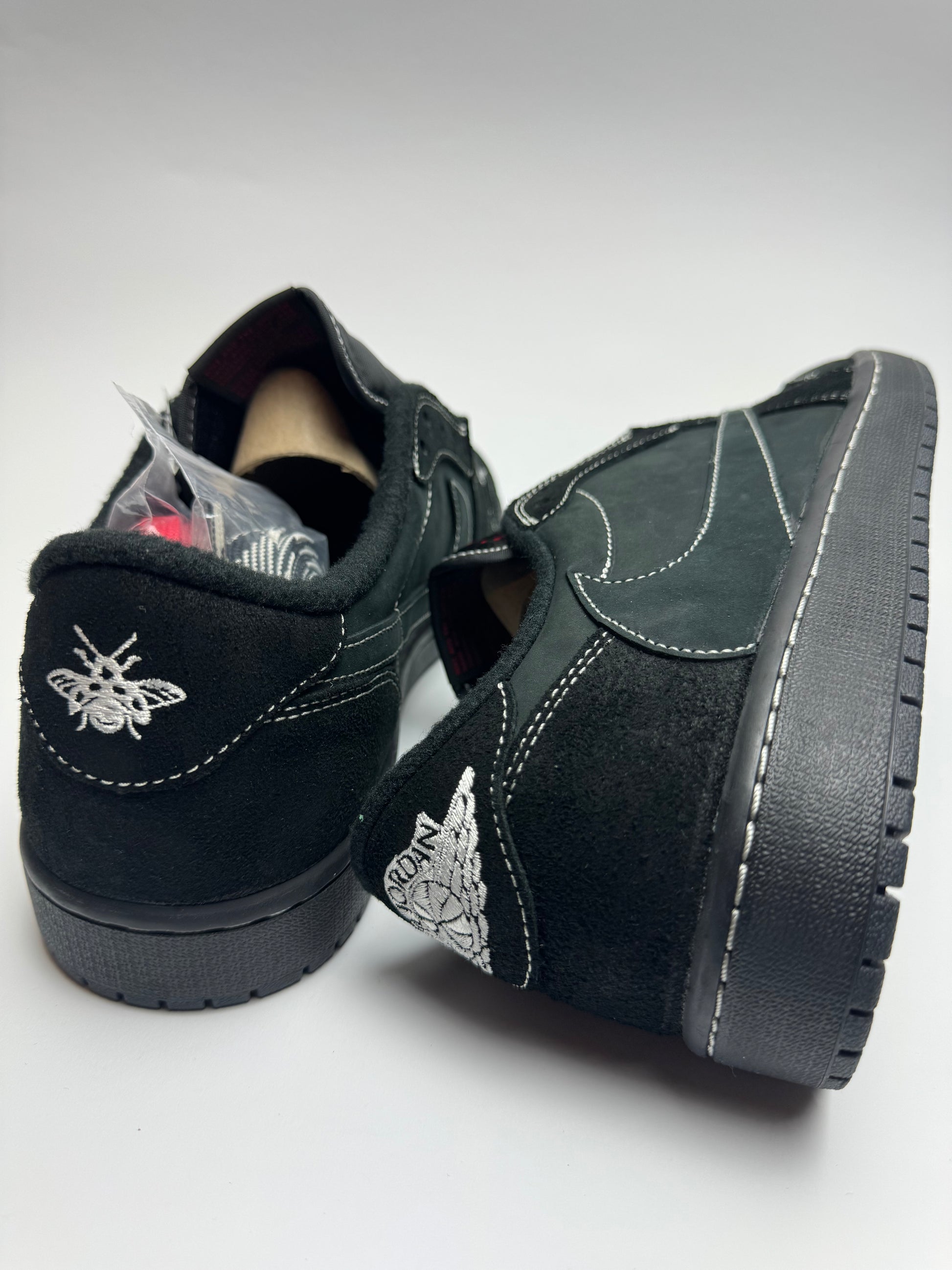 Rückansicht des Sneakers – heel tabs mit Wings auf dem rechten sowie Bienen-Stitching auf dem linken Schuh