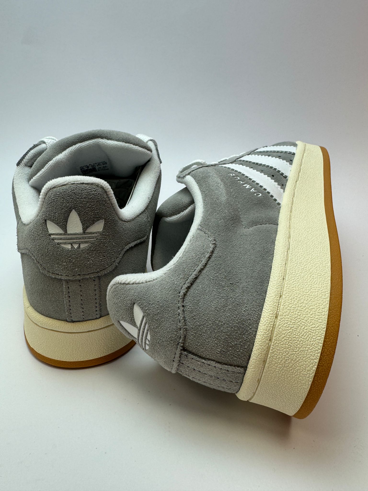 Rückansicht des Sneakers – adidas Campus 00s mit gepolstertem Heel-Tab und sichtbarem Trefoil-Logo