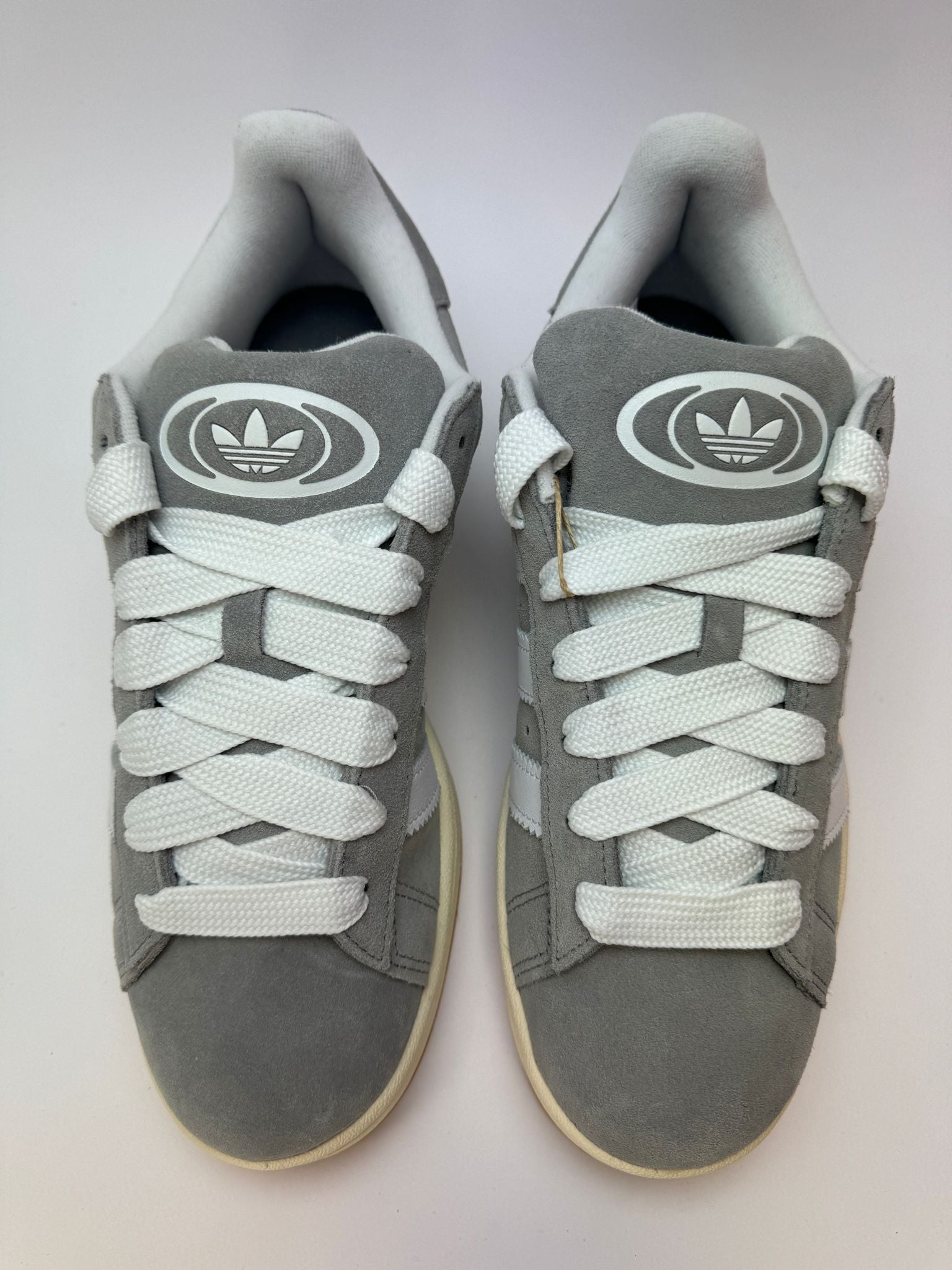 Detailansicht der Zunge – adidas Campus 00s mit gewebtem Label und softem Frottee-Innenfutter