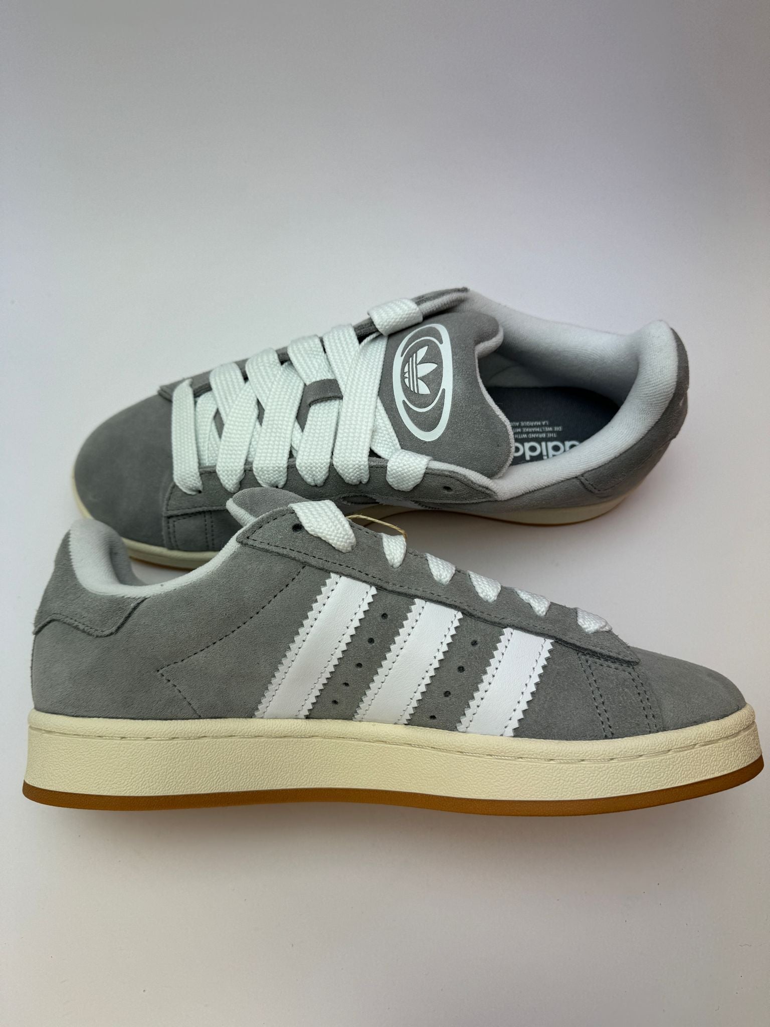 adidas Campus 00s Grey White – linke Außenseite mit Off‑White-Details und Clean‑Design
