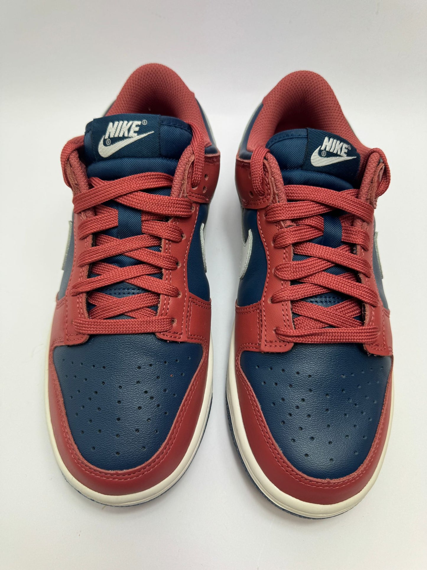 Detailansicht der Zunge – Nike Dunk Low Retro Canyon Rust mit klassischem Branding
