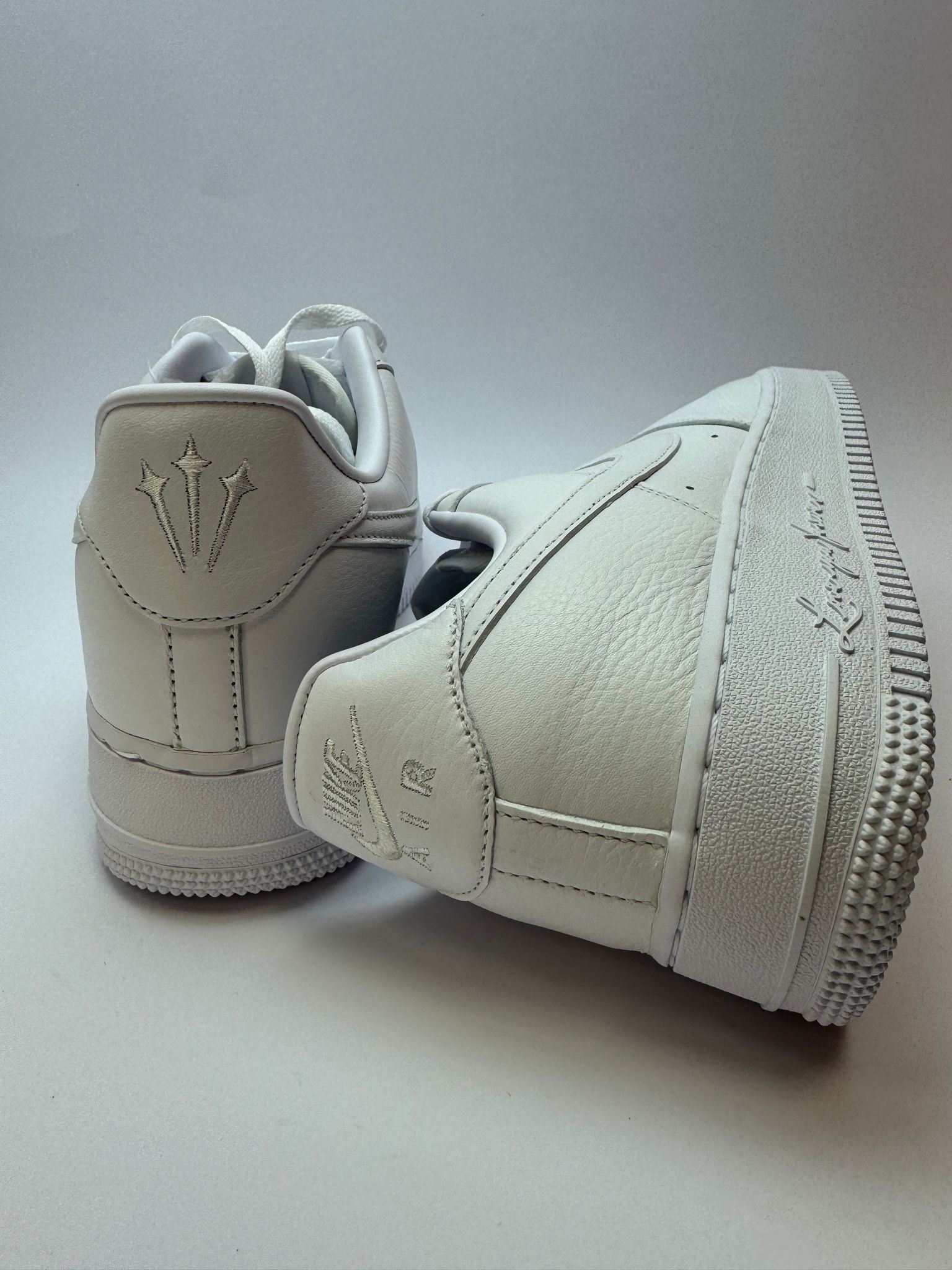 Rückansicht des Sneakers – Nike Air Force 1 Low Certified Lover Boy mit NOCTA-Logo auf linker Ferse