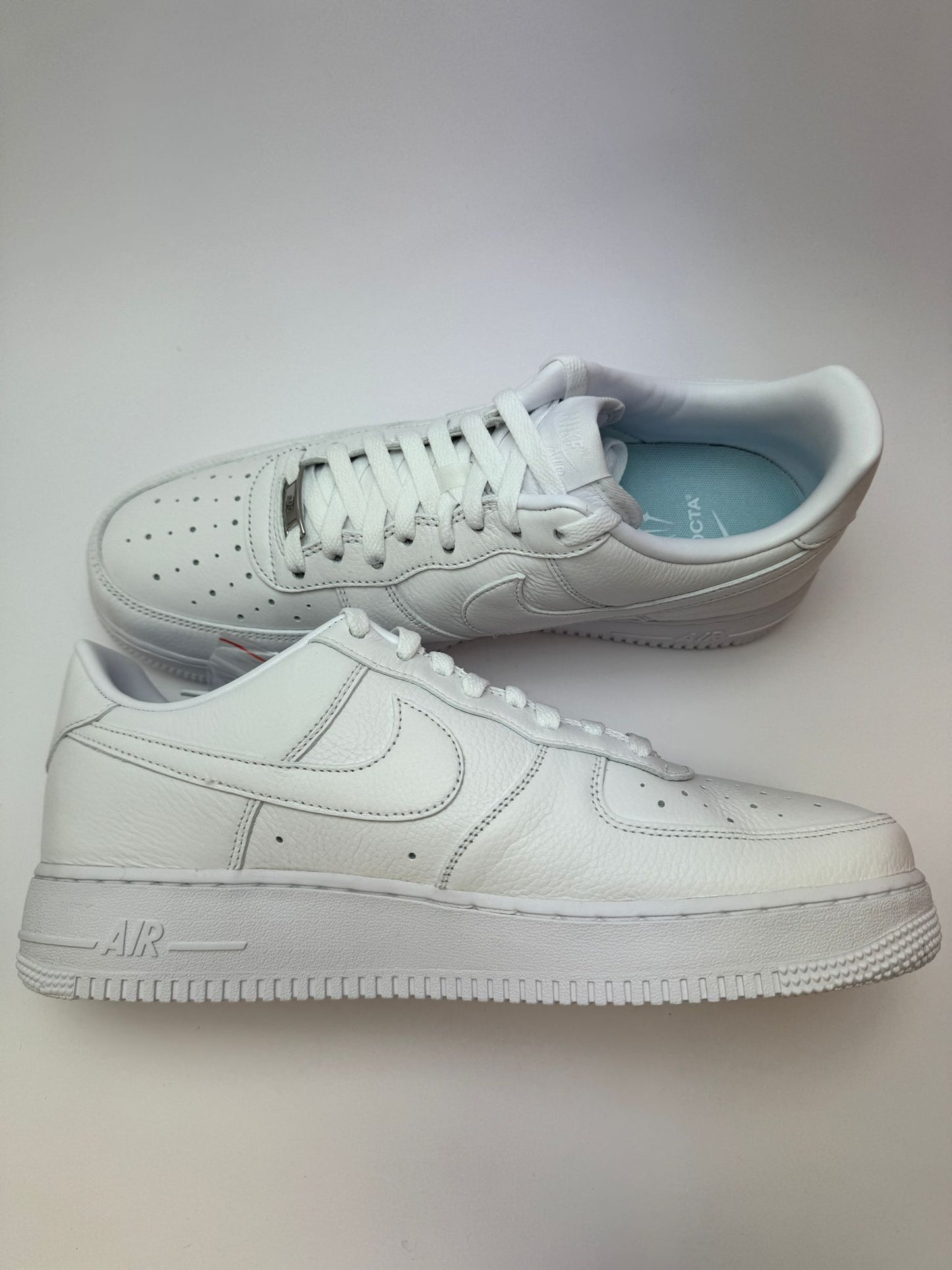 Nike Air Force 1 Low Certified Lover Boy – linke Außenseite mit tonalem Swoosh und perforierter Toebox