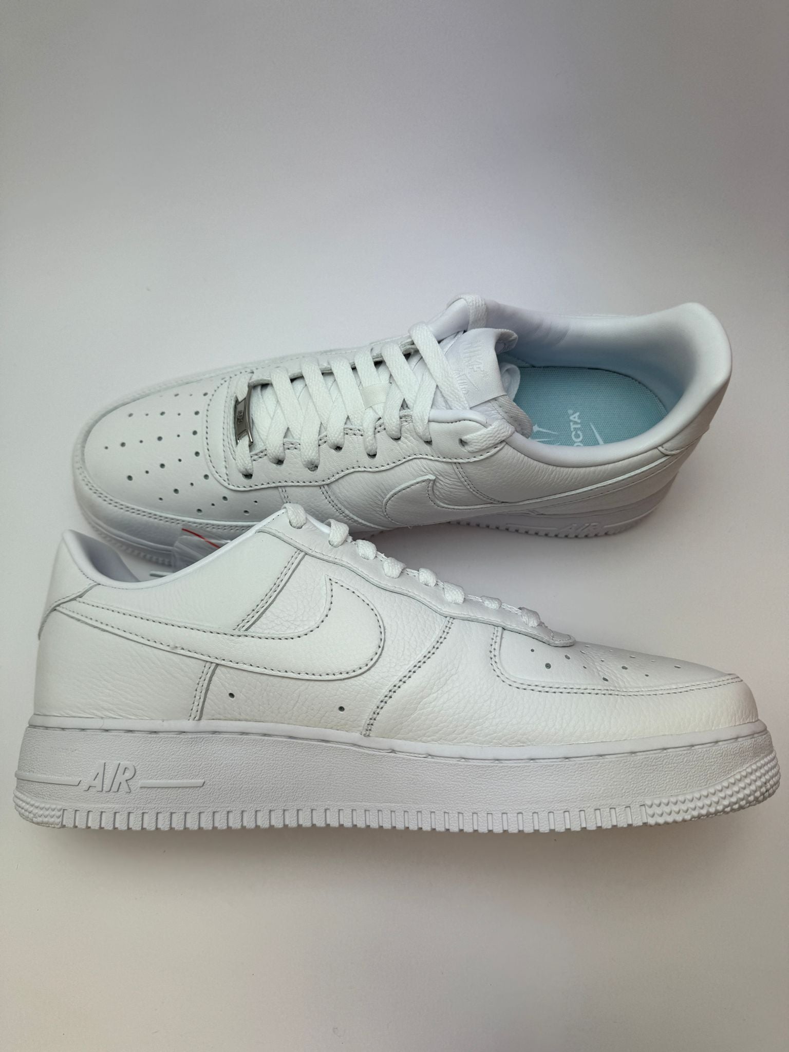 Nike Air Force 1 Low Certified Lover Boy – linke Außenseite mit tonalem Swoosh und perforierter Toebox