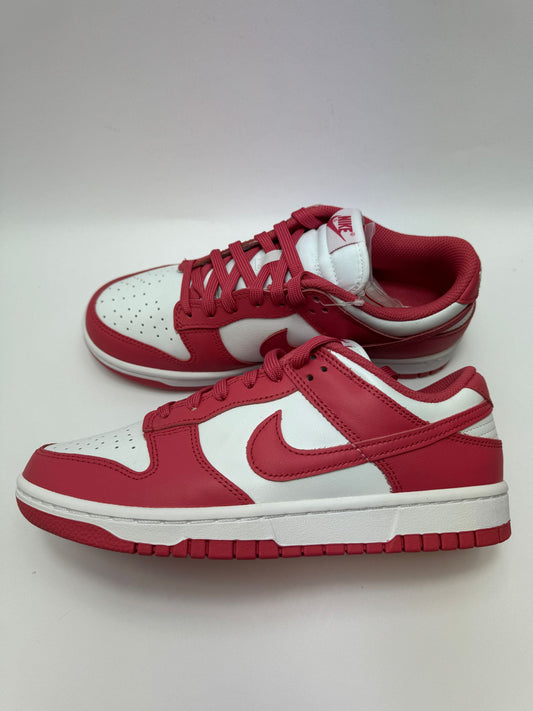 Nike Dunk Low Archaeo Pink – rechte Seitenansicht mit weißem Upper und rosa Overlays