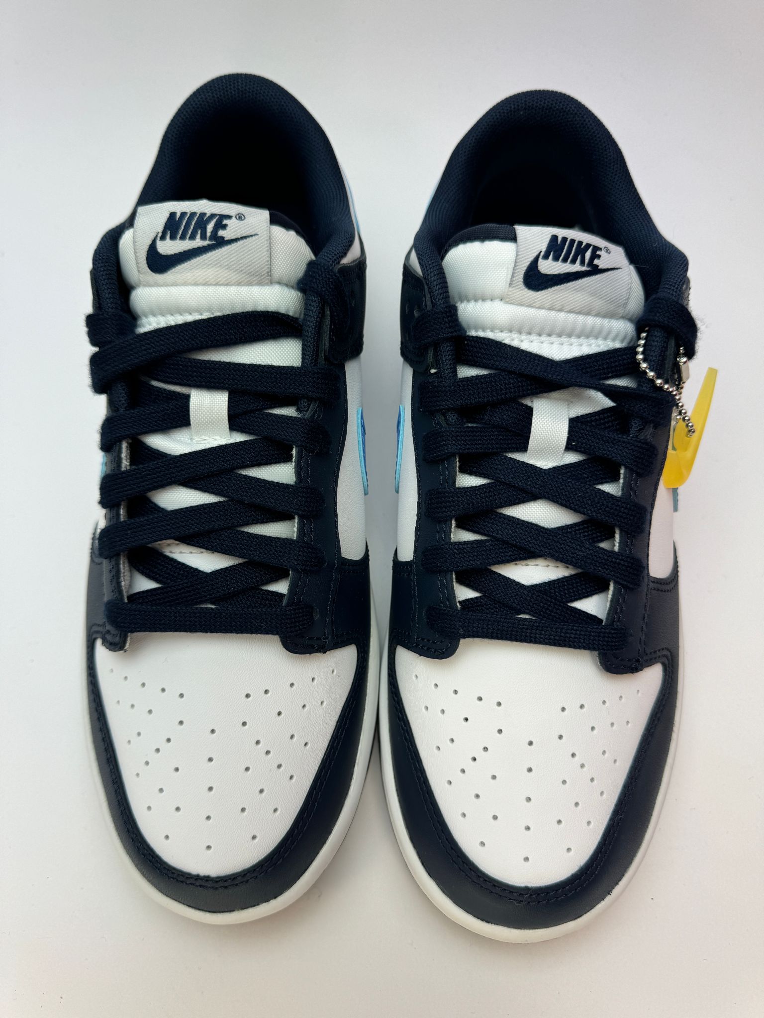 Detailansicht der Zunge – Nike Dunk Low Midnight Navy University Blue mit gepolsterter Nylon-Zunge und gewebtem Label