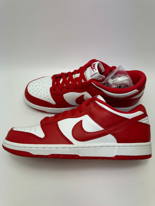 Nike Dunk Low SP St. John's – rechte Seitenansicht mit weißem Leder und roten Overlays