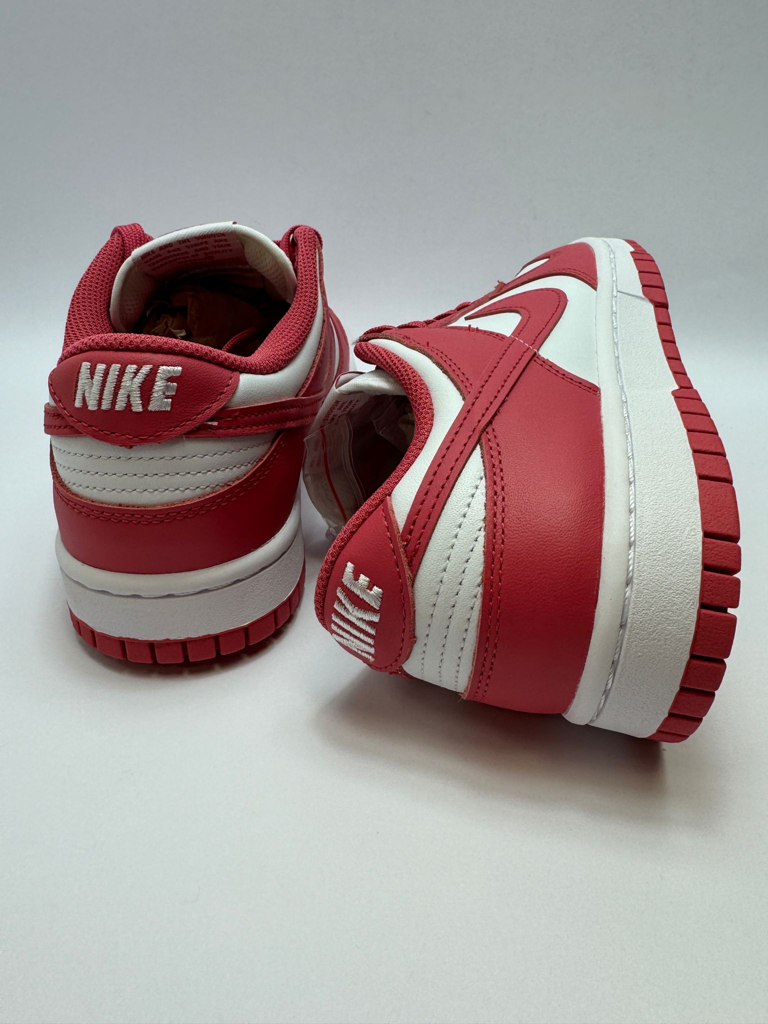 Nike Dunk Low Archaeo Pink – Rückansicht mit Nike Logo und rosa Highlights