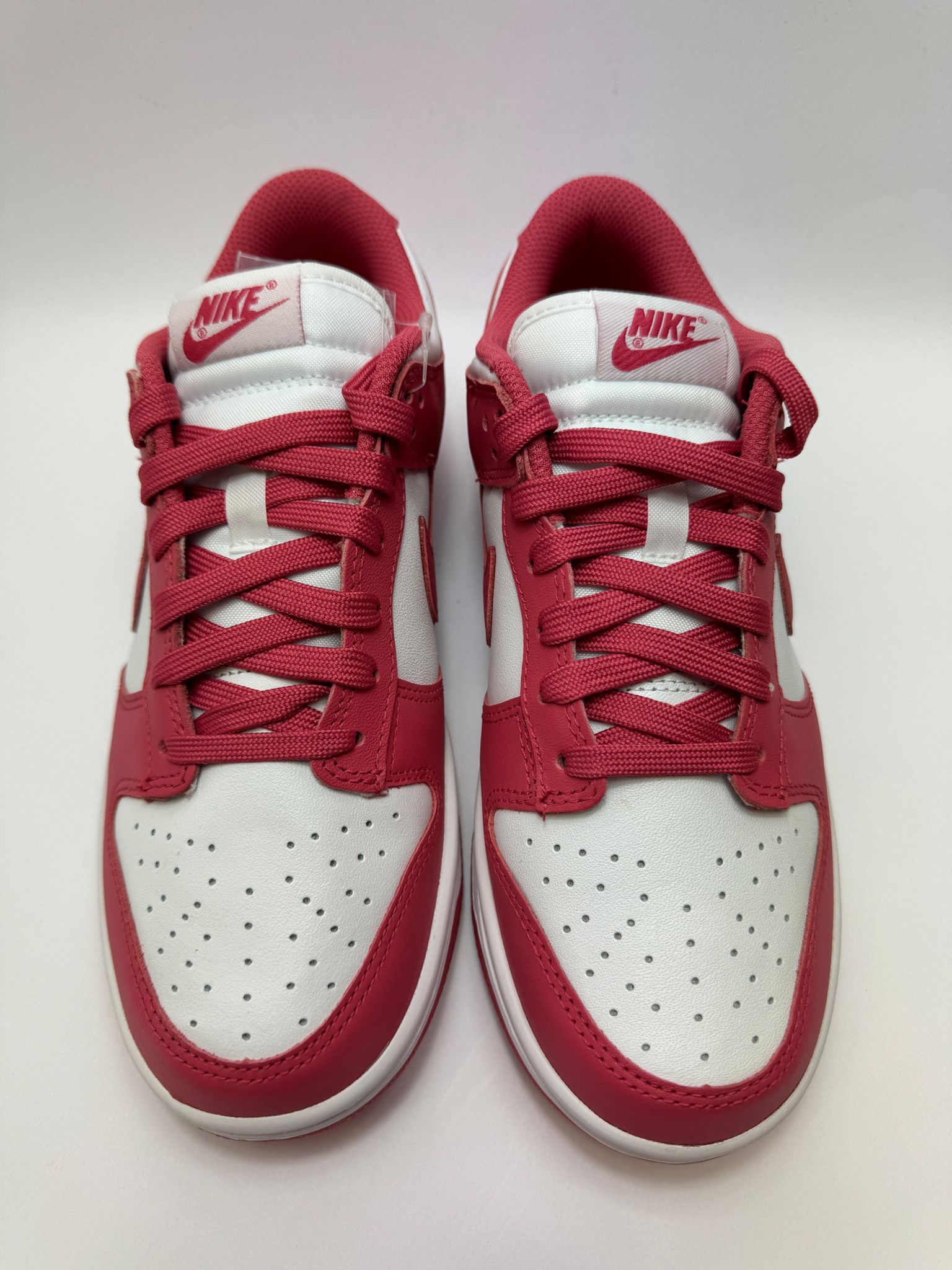 Detailansicht der Zunge – Nike Dunk Low Archeo Pink mit gewebtem Dunk-Branding