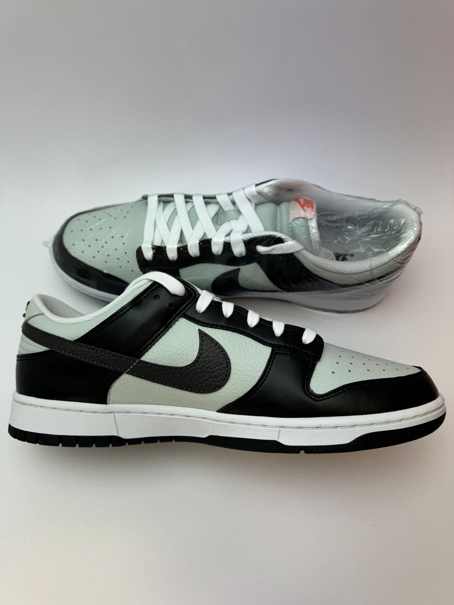 Nike Dunk Low Black/Total Orange – linke Außenseite mit kontrastierendem Total Orange Mini-Swoosh auf Zehenkappe