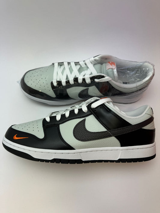 Nike Dunk Low Black/Total Orange – rechte Seitenansicht mit schwarzem Leder-Upper und weißer Mittelsohle