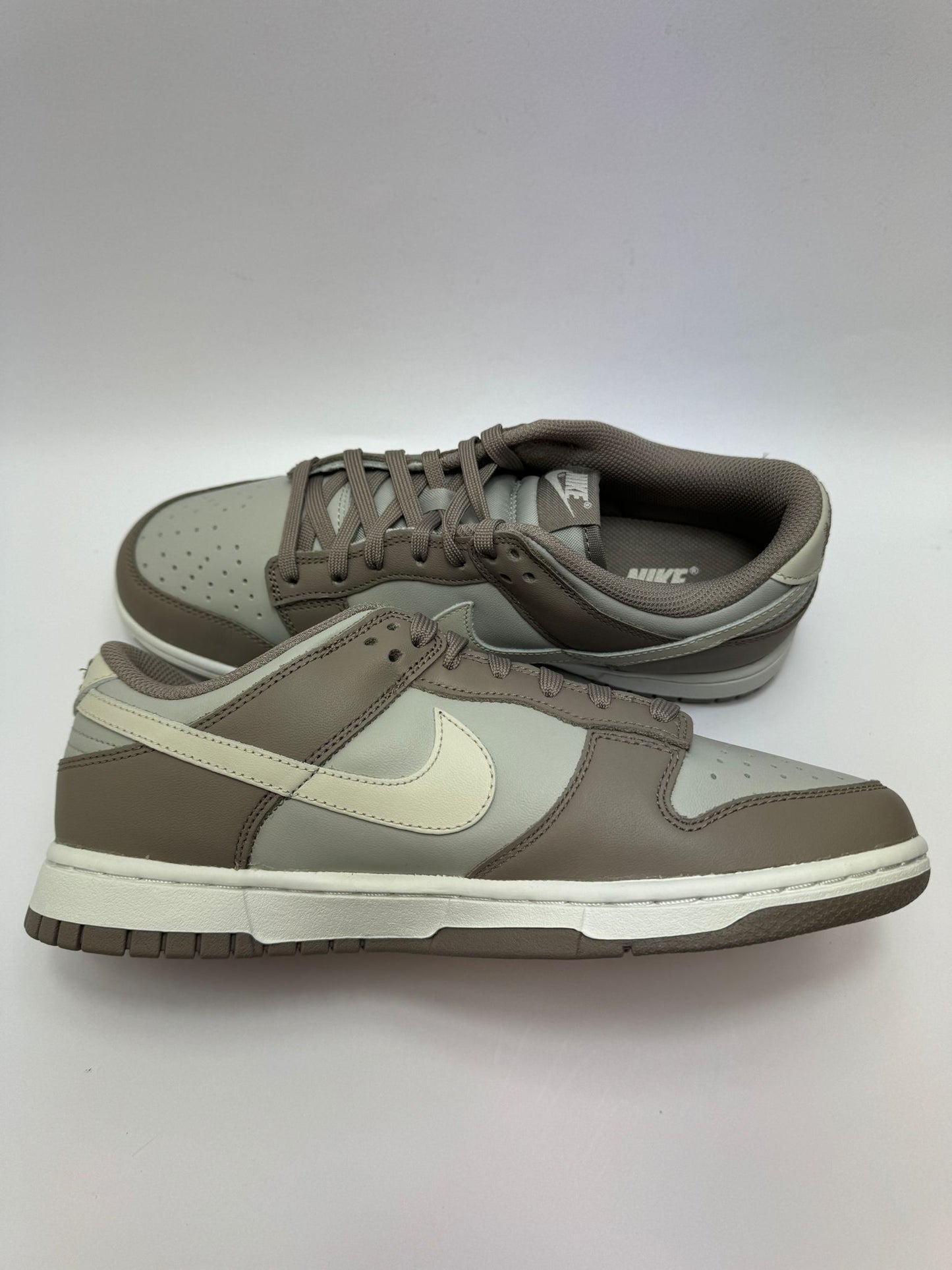 Nike Dunk Low Bone Beige – linke Außenseite mit beigen Akzenten und klassischem Swoosh