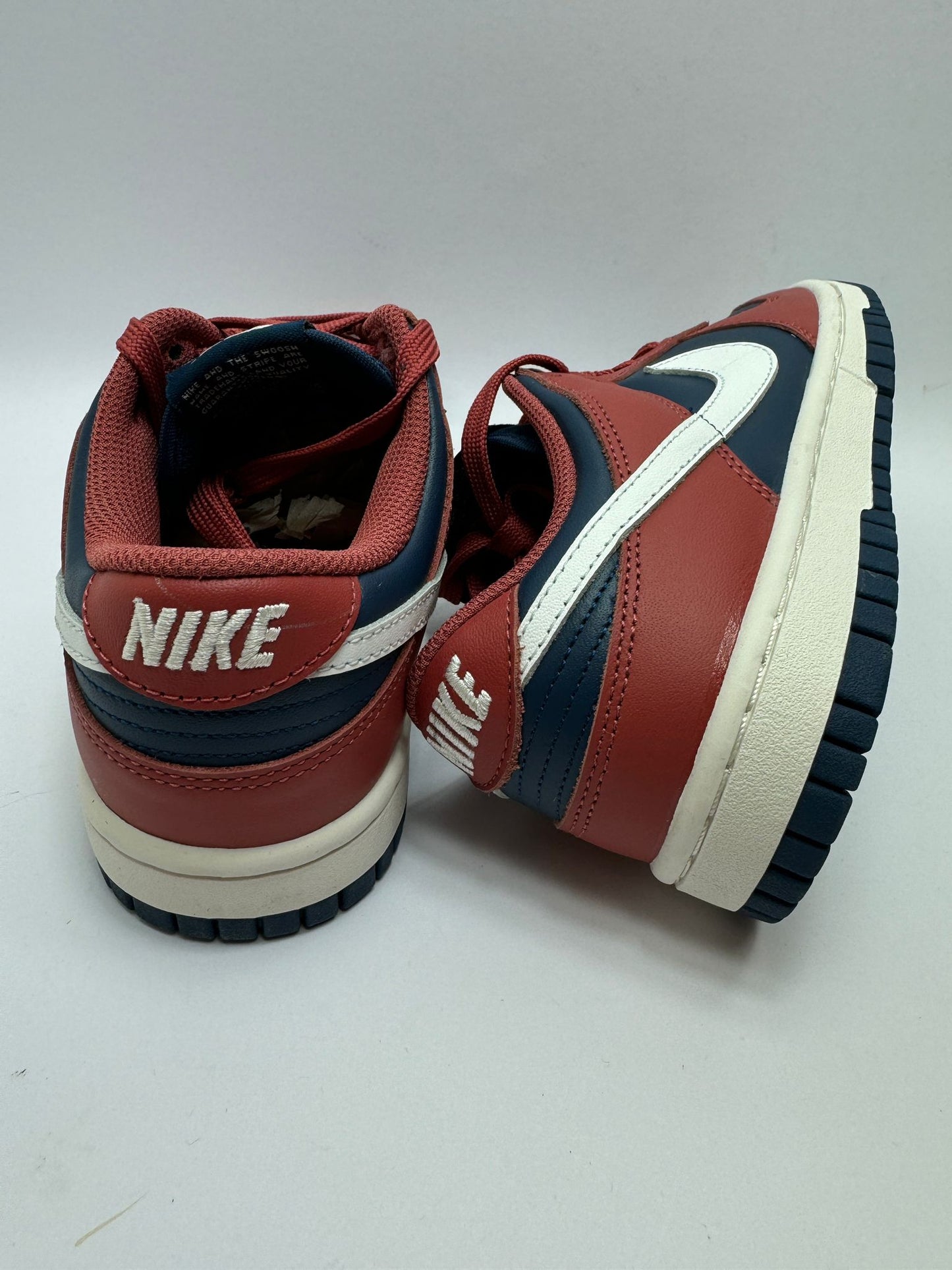 Nike Dunk Low Retro Canyon Rust – Rückansicht mit Nike Logo in warmen Farben