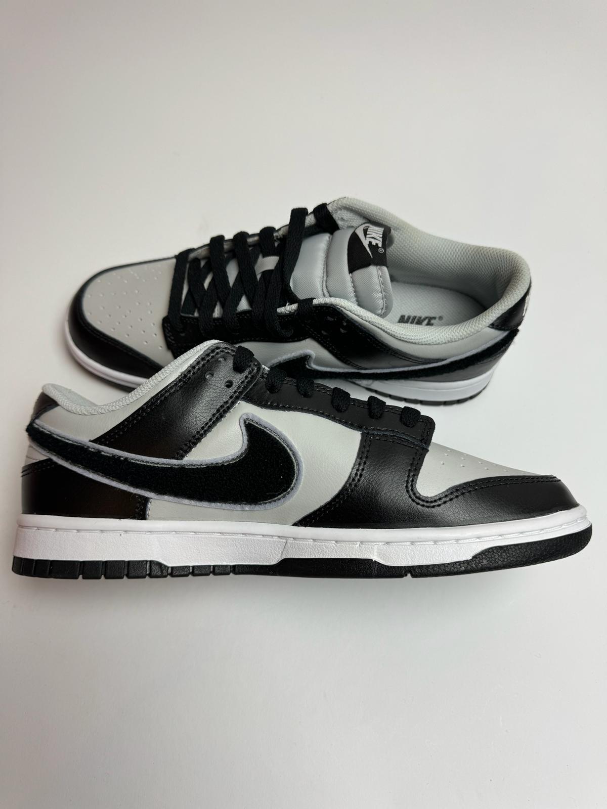 Nike Dunk Low Chenille Swoosh Black Grey – linke Außenseite mit grobem Chenille-Swoosh und kontrastierendem Leder overlay