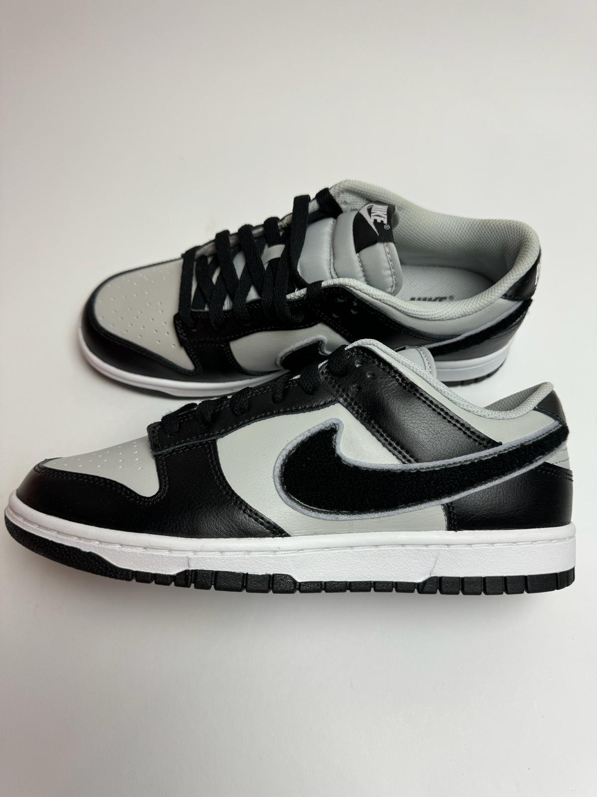Nike Dunk Low Chenille Swoosh Black Grey – rechte Seitenansicht mit schwarz-grauer Lederbasis und Chenille-Swoosh