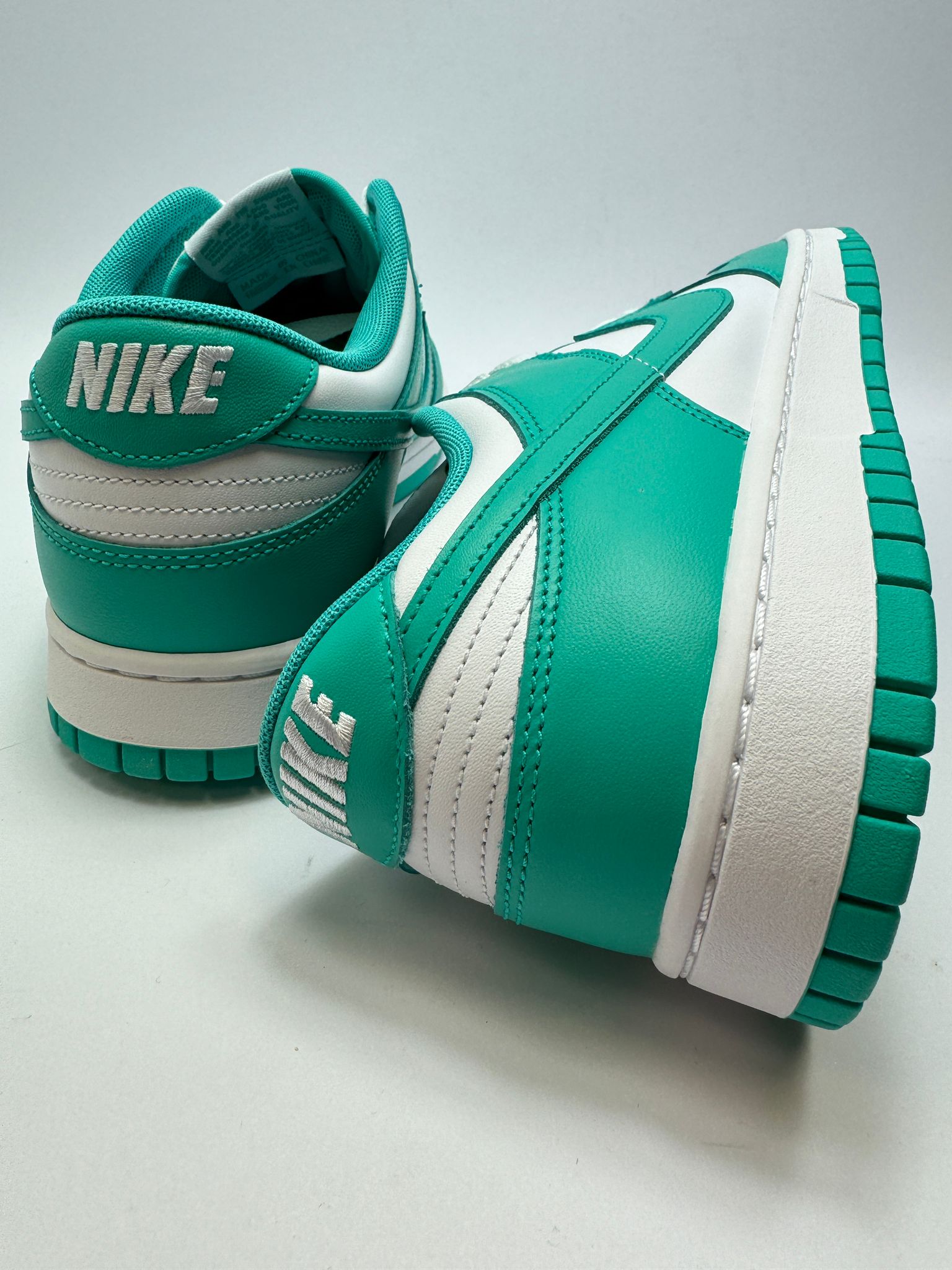 Nike Dunk Low Clear Jade – Rückansicht mit Nike Logo in Jadegrün