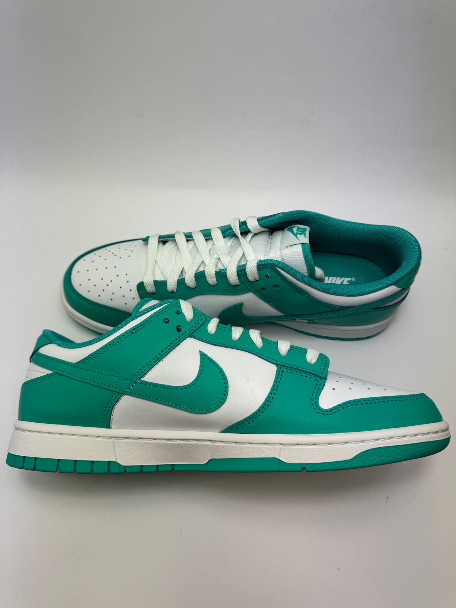 Nike Dunk Low Clear Jade – linke Außenseite mit frischem Clear Jade Farbton