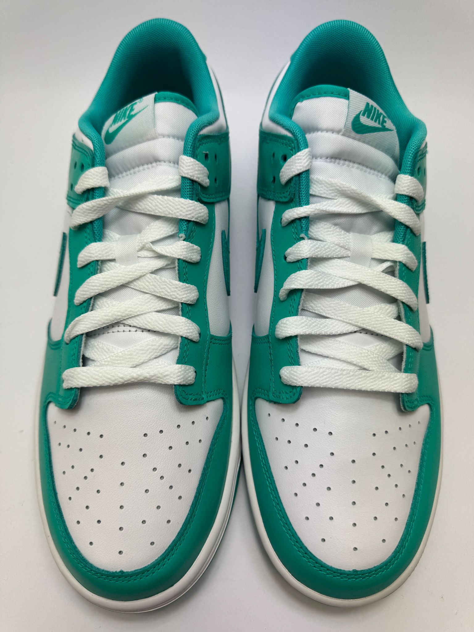 Detailansicht der Zunge – Nike Dunk Low Clear Jade mit klassischem Branding