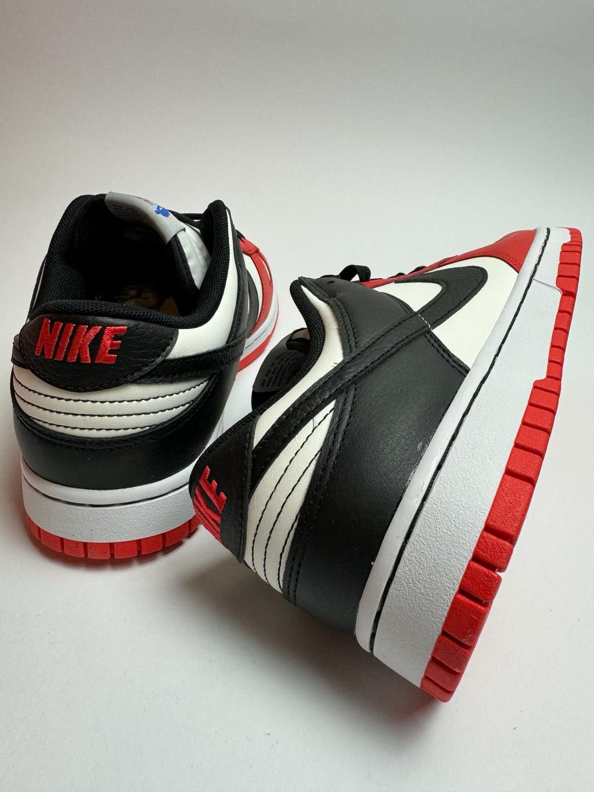 Rückansicht des Sneakers – Nike Dunk Low EMB NBA 75th Anniversary Chicago mit farblich abgesetztem Heel-Tab