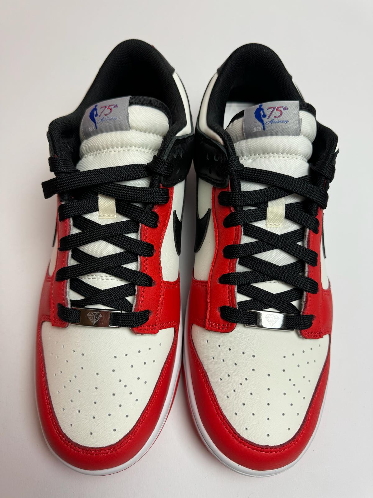 Detailansicht der Zunge – 75th Anniversary Logo auf dem Tongue-Tag in Silber und Rot