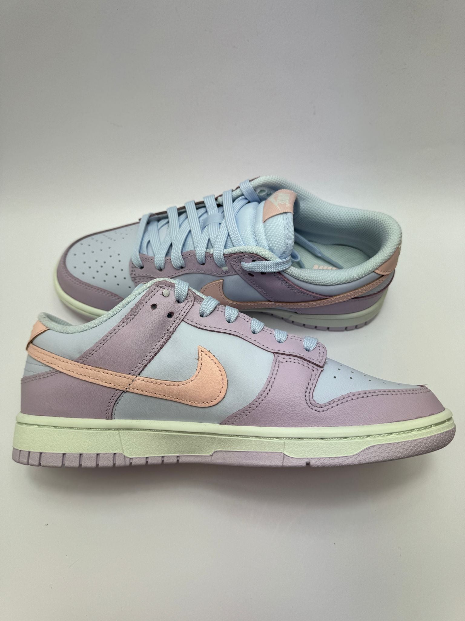 Nike Dunk Low Easter – linke Außenseite mit frühlingshaften Pastellfarben und Swoosh-Design
